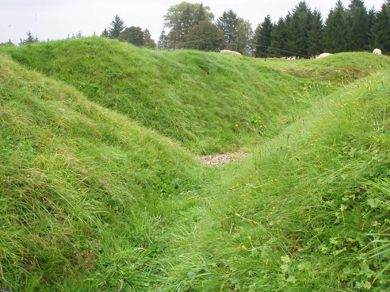 Photo showing: Beaumont-Hamel (Somme, France)
Tranchée.

Camera location 50° 04′ 26.34″ N, 2° 38′ 53.52″ E View this and other nearby images on: OpenStreetMap 50.073984;    2.648199