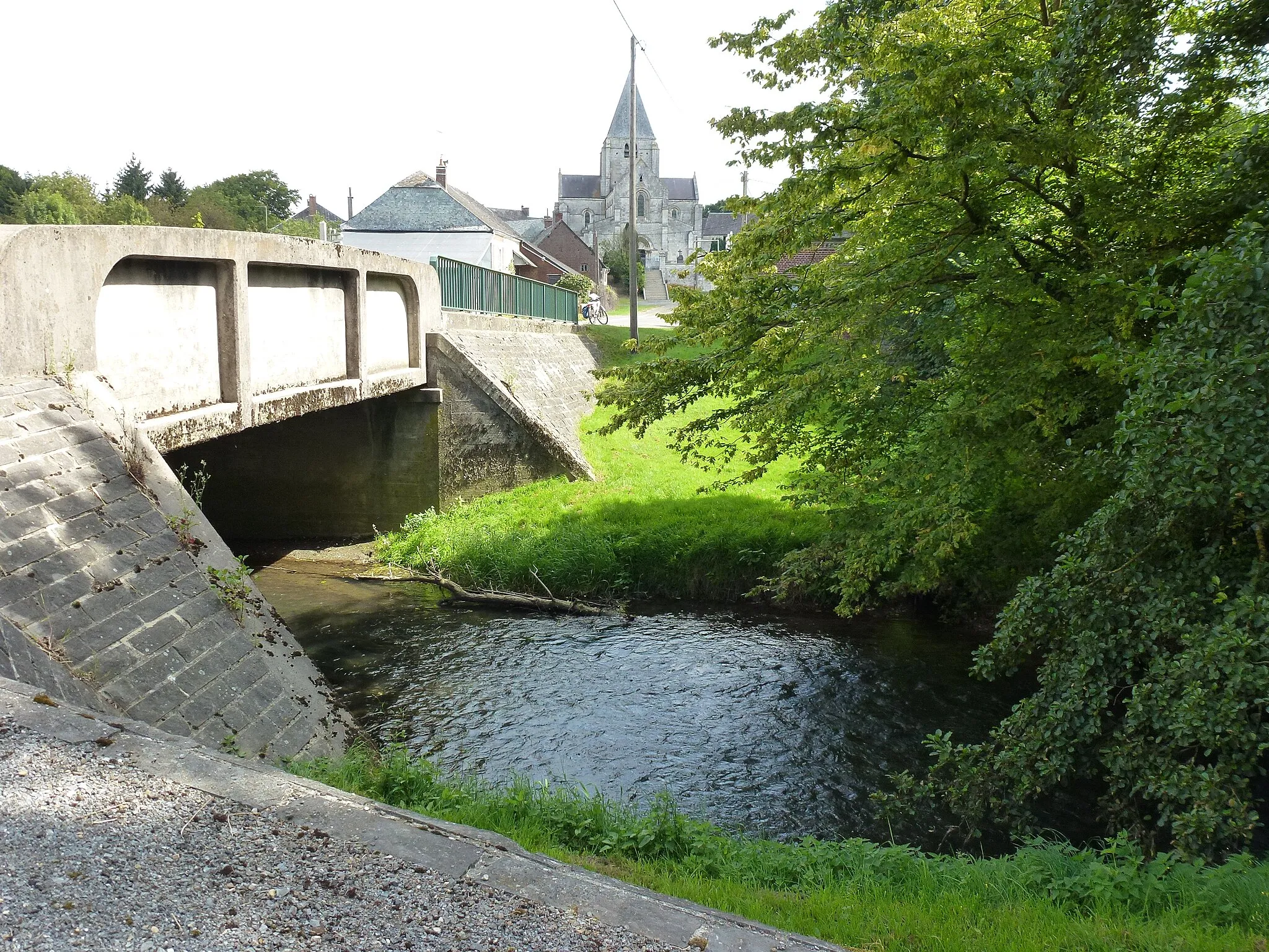 Photo showing: Hannappes (Ardennes) pont de l'Aube avec vue sur le bourg