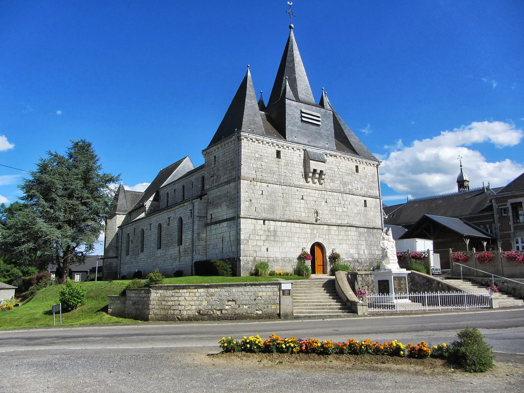 Photo showing: fortified church of Liart