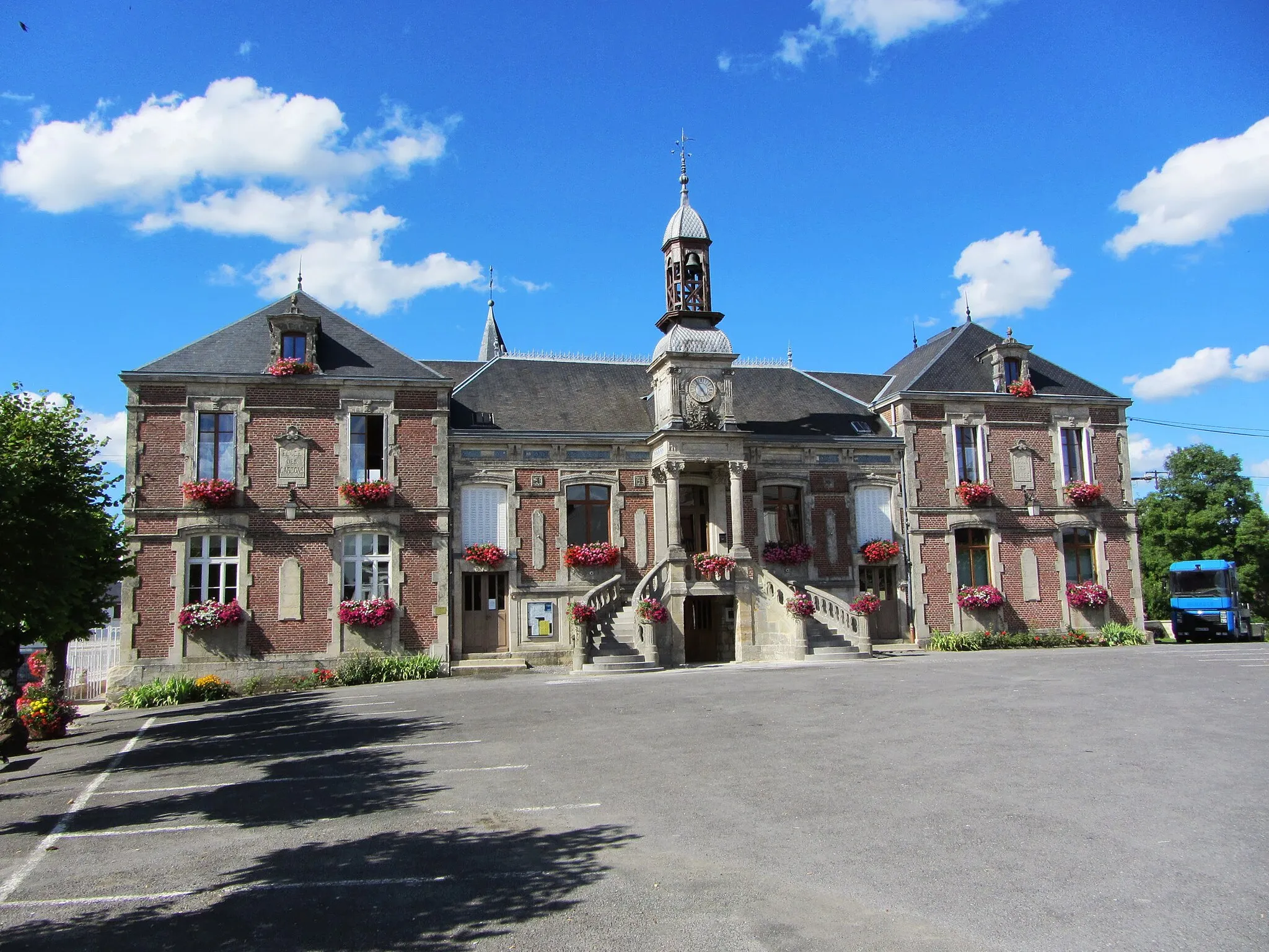 Photo showing: Mairie de Liart