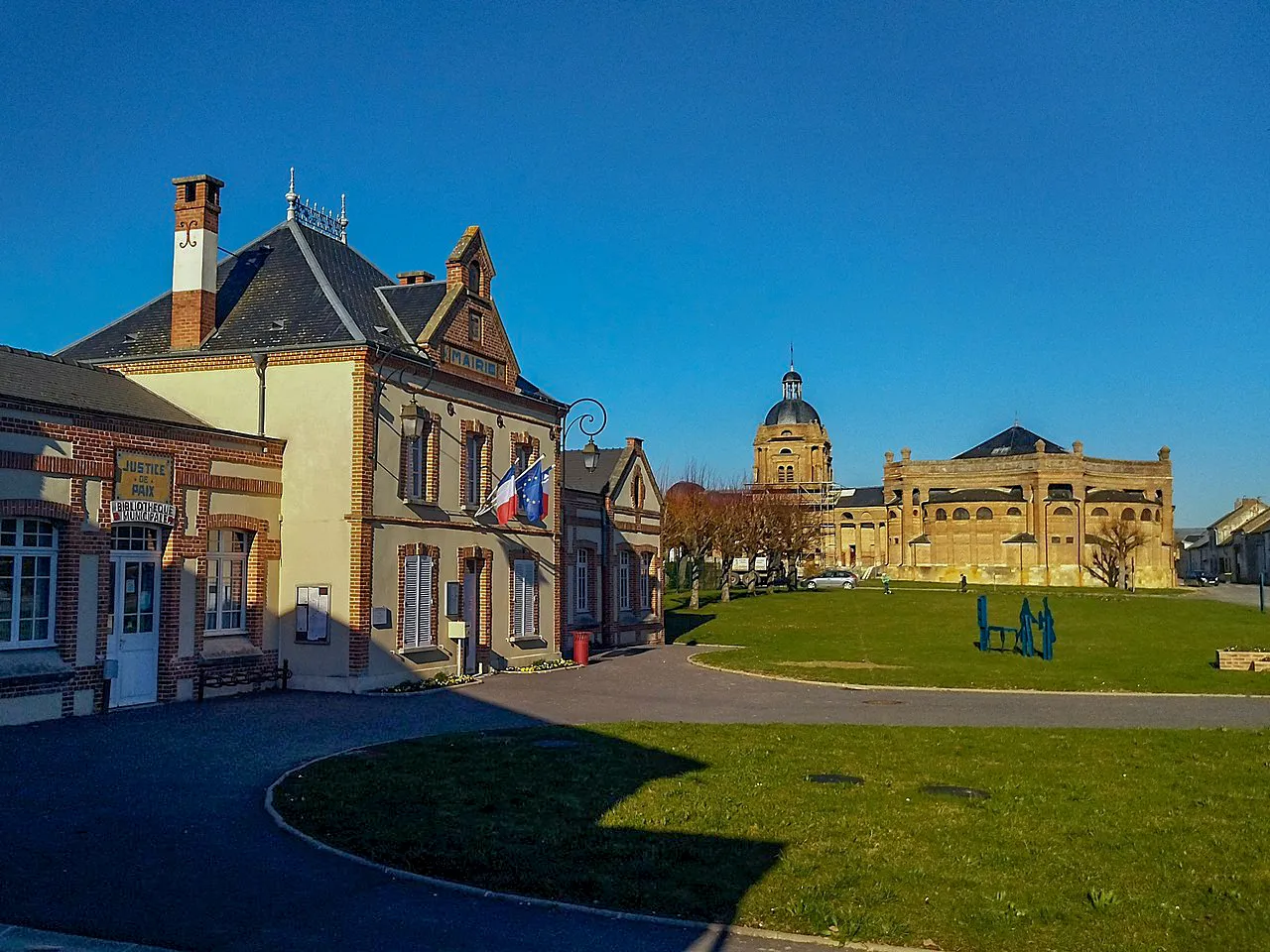 Photo showing: Mairie et église d'Asfeld