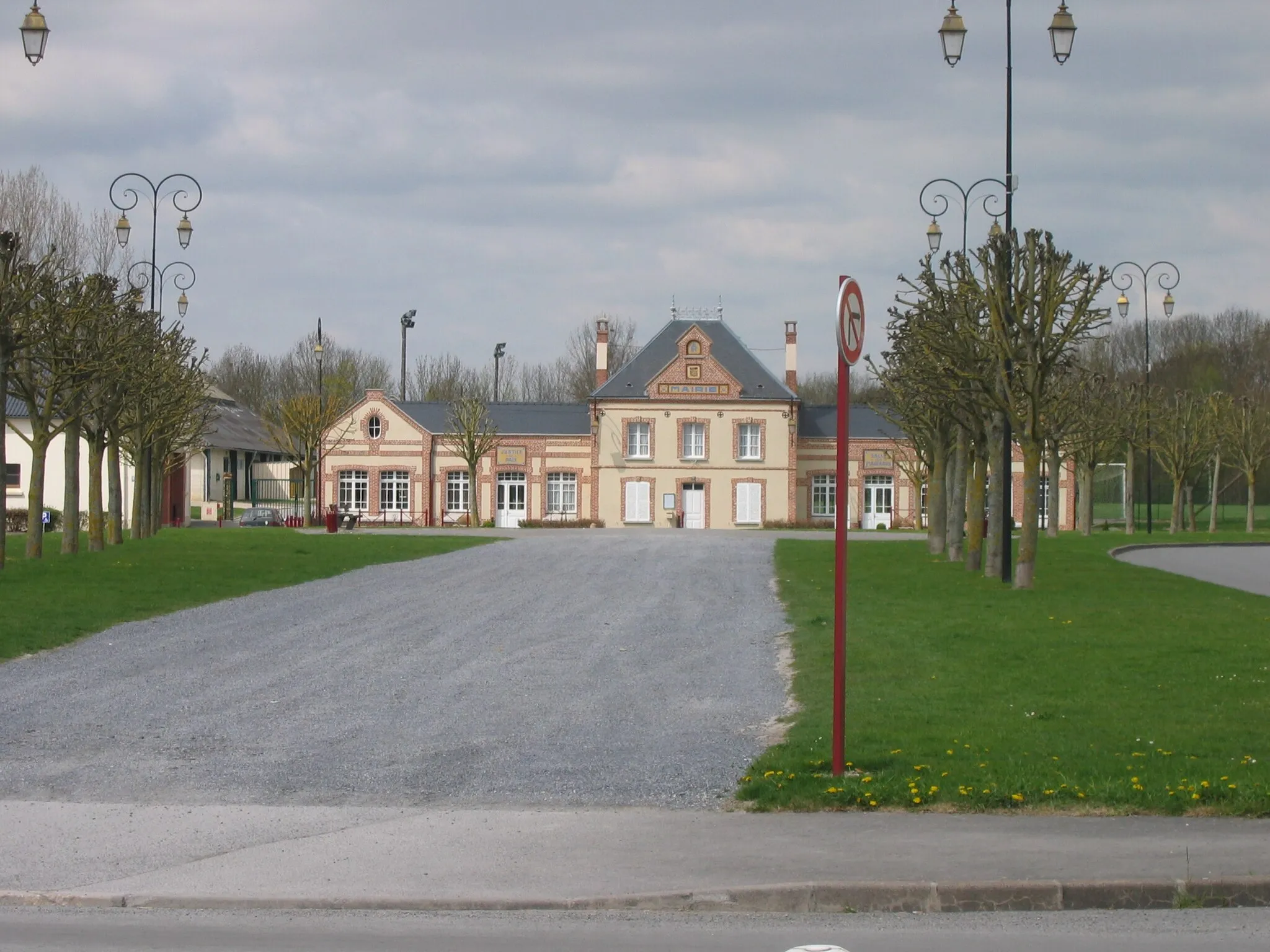 Photo showing: Mairie et place d'Asfeld Ardennes France