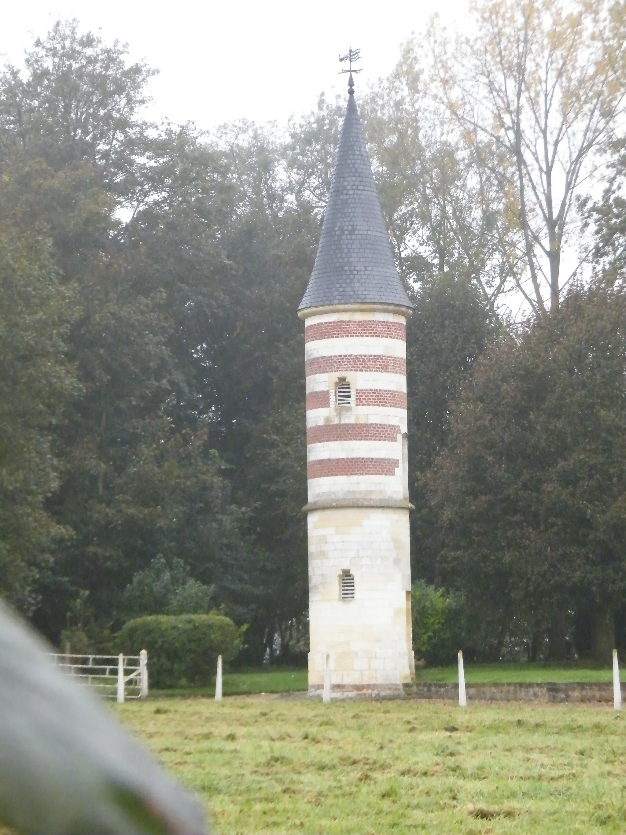 Photo showing: Tour près du château.