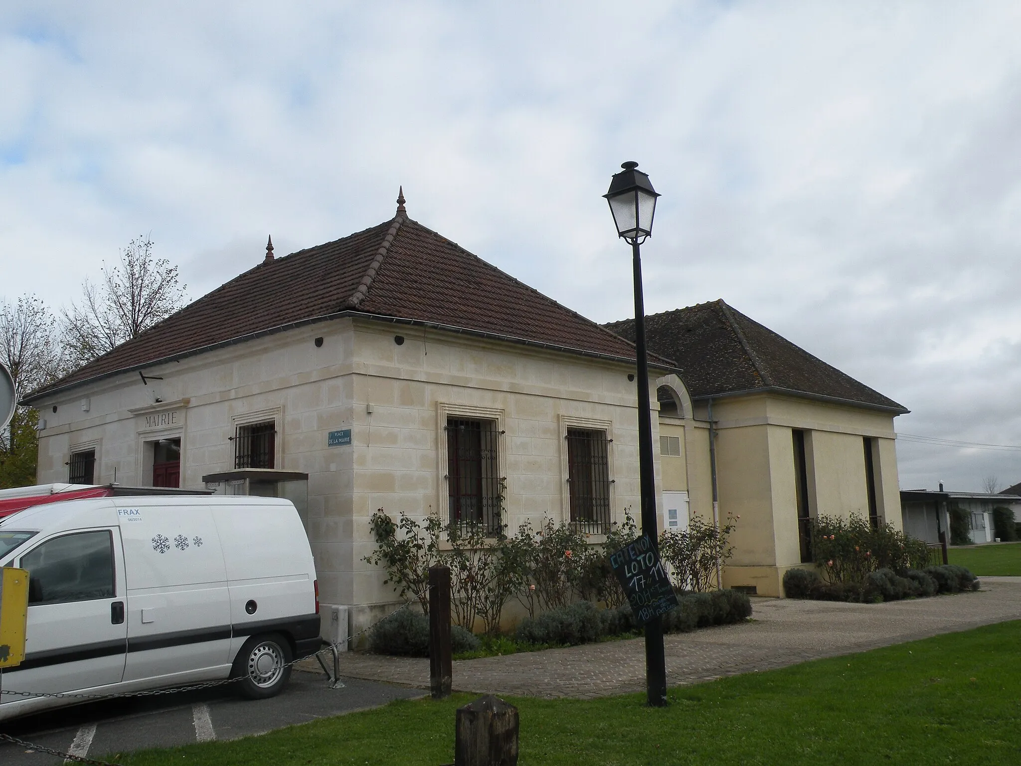 Photo showing: mairie Nointel (Oise)