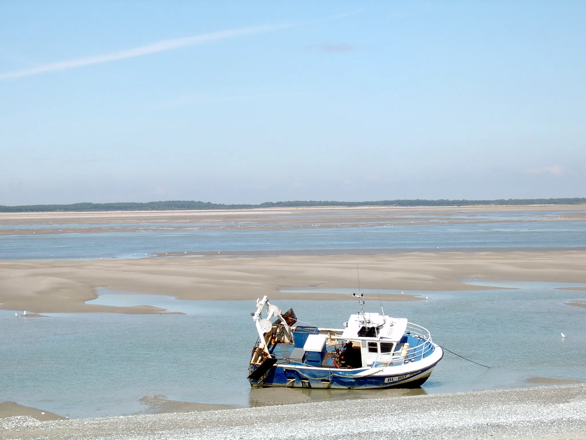 Photo showing: Ein Fischerboot liegt während der Ebbe auf Land.