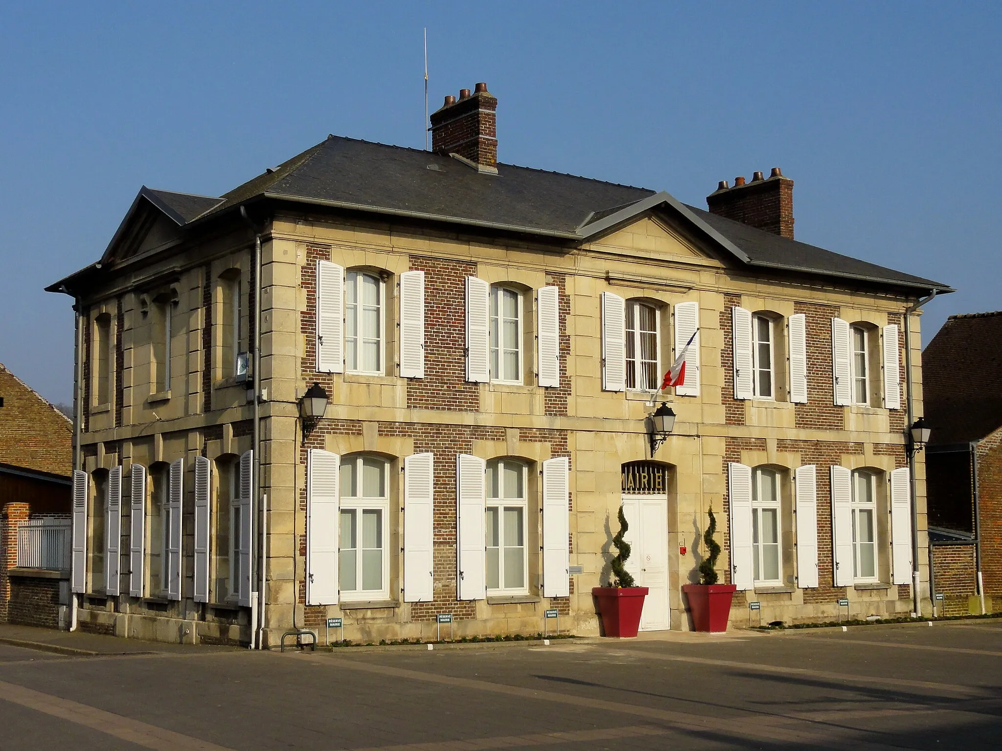 Photo showing: La mairie, rue de la République / rue du général Leclerc, près de l'église.