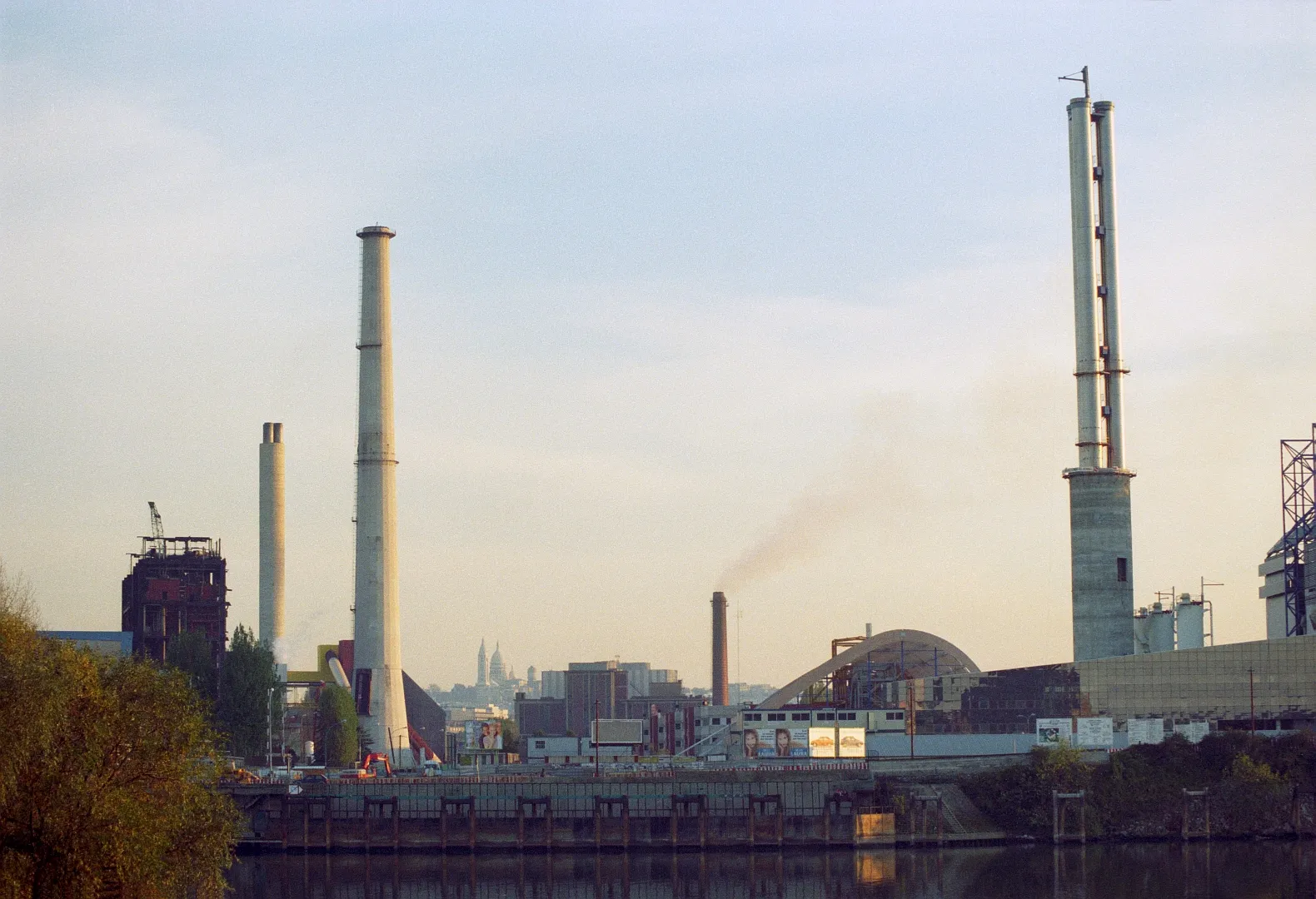 Photo showing: Cheminées d'usines à Saint-Ouen (Seine-Saint-Denis) en 1989.
