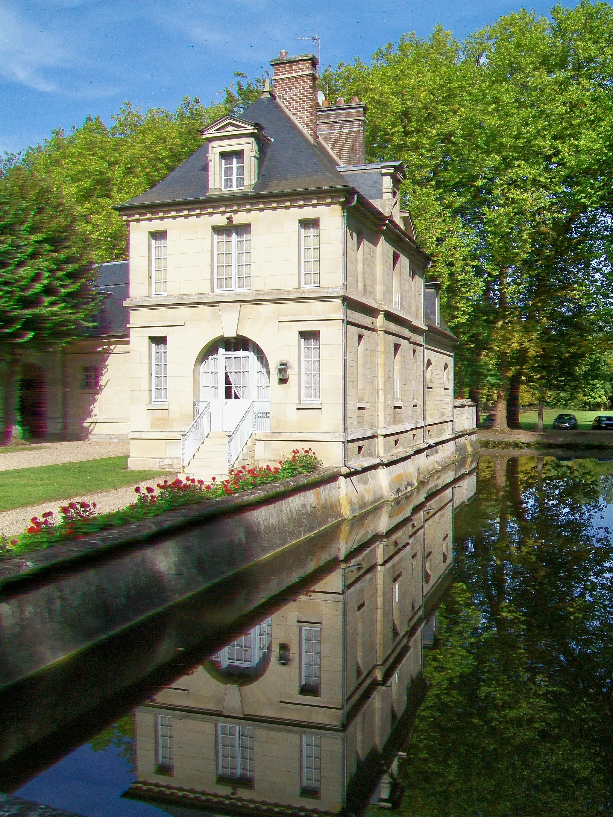 Photo showing: Aile des communs, habitation faisant équerre avec les communs, au sud. C'est le premier bâtiment que l'on aperçoit en s'approchant du château, à droite de l'allée d'accès principale.