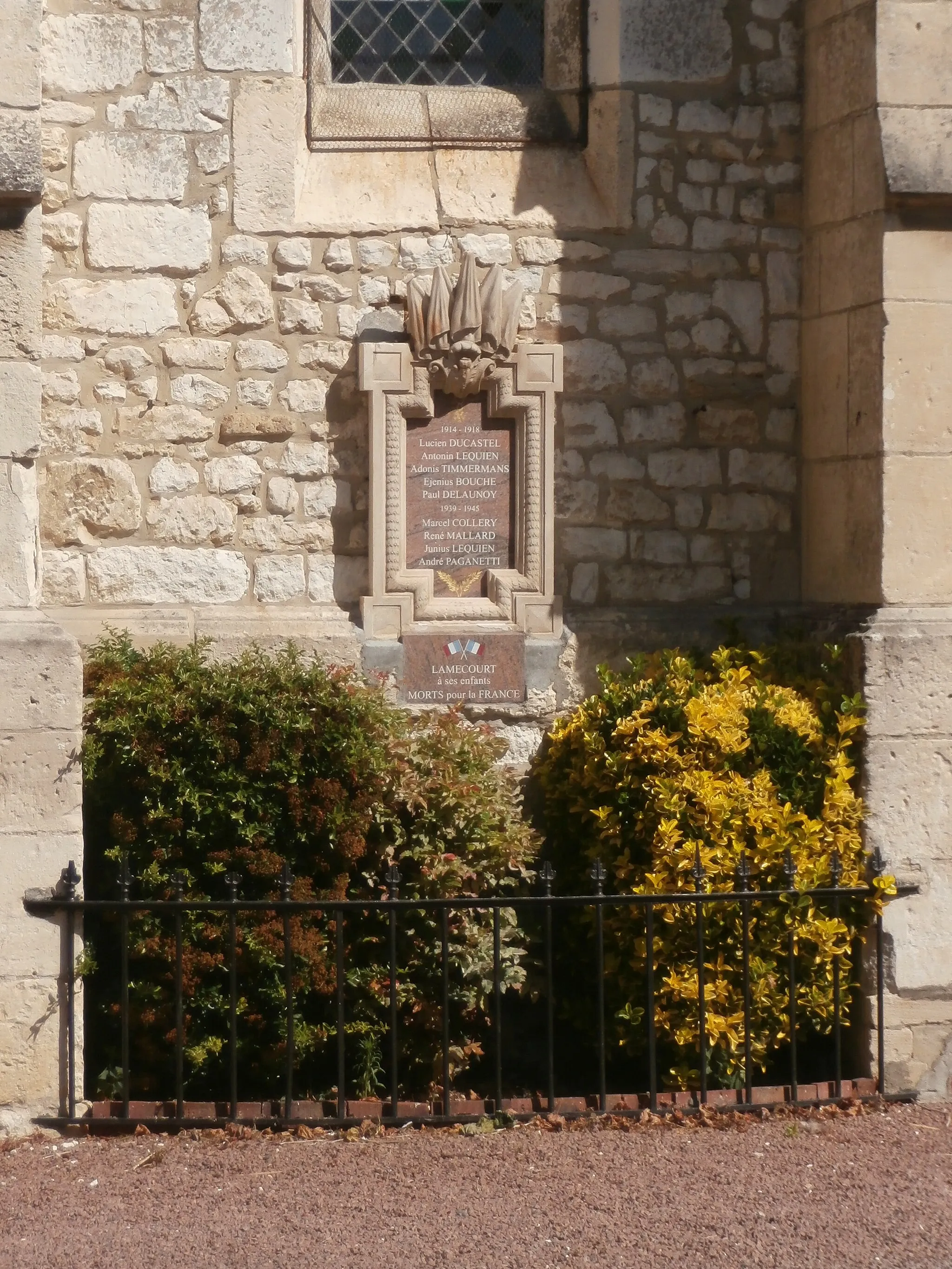 Photo showing: Le monument aux morts de Lamécourt, aménagé entre deux contreforts de l'église Saint-Martin.