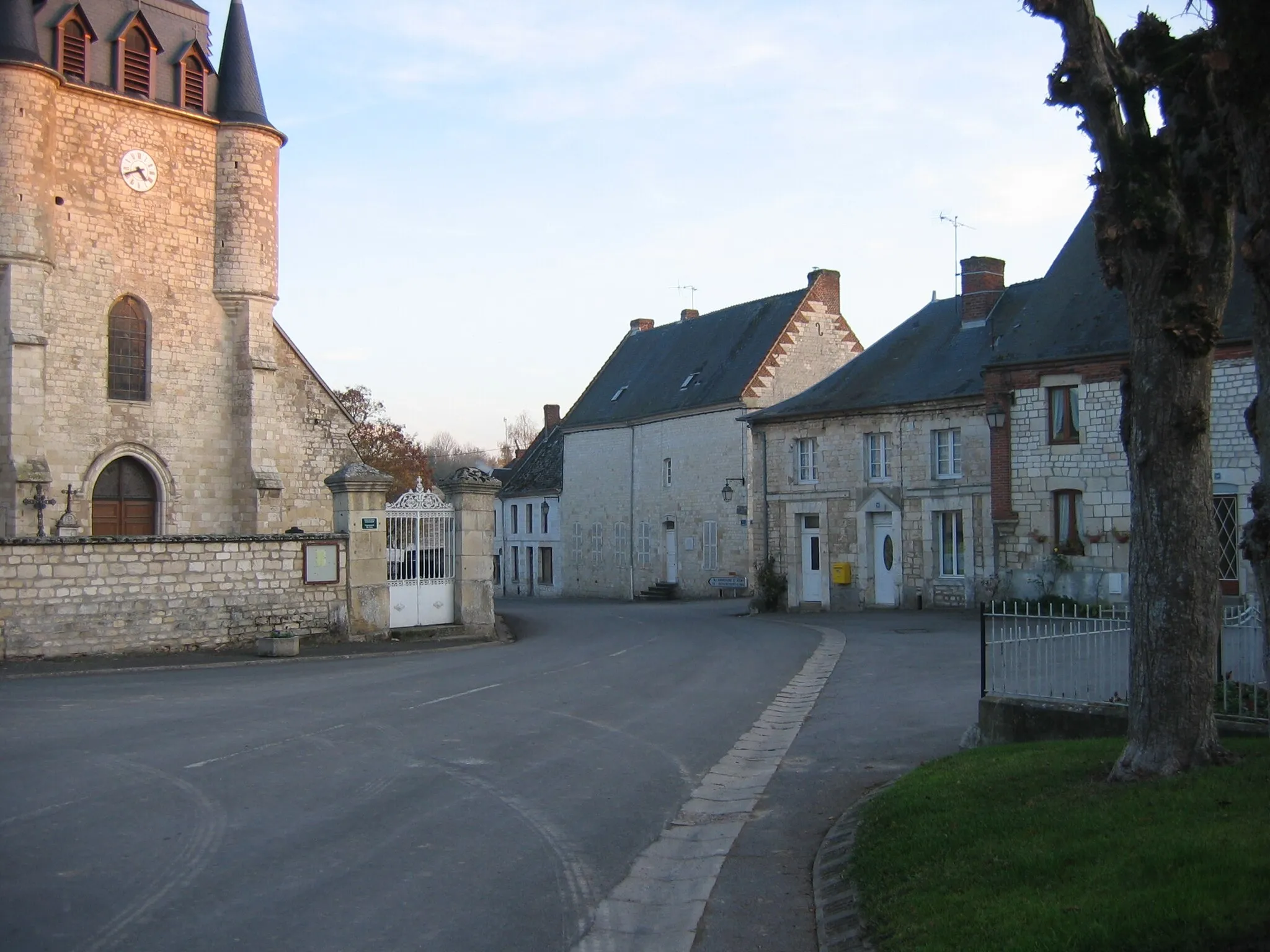 Photo showing: demeures en craie et église au centre de Sévigny-Waleppe Ardennes France