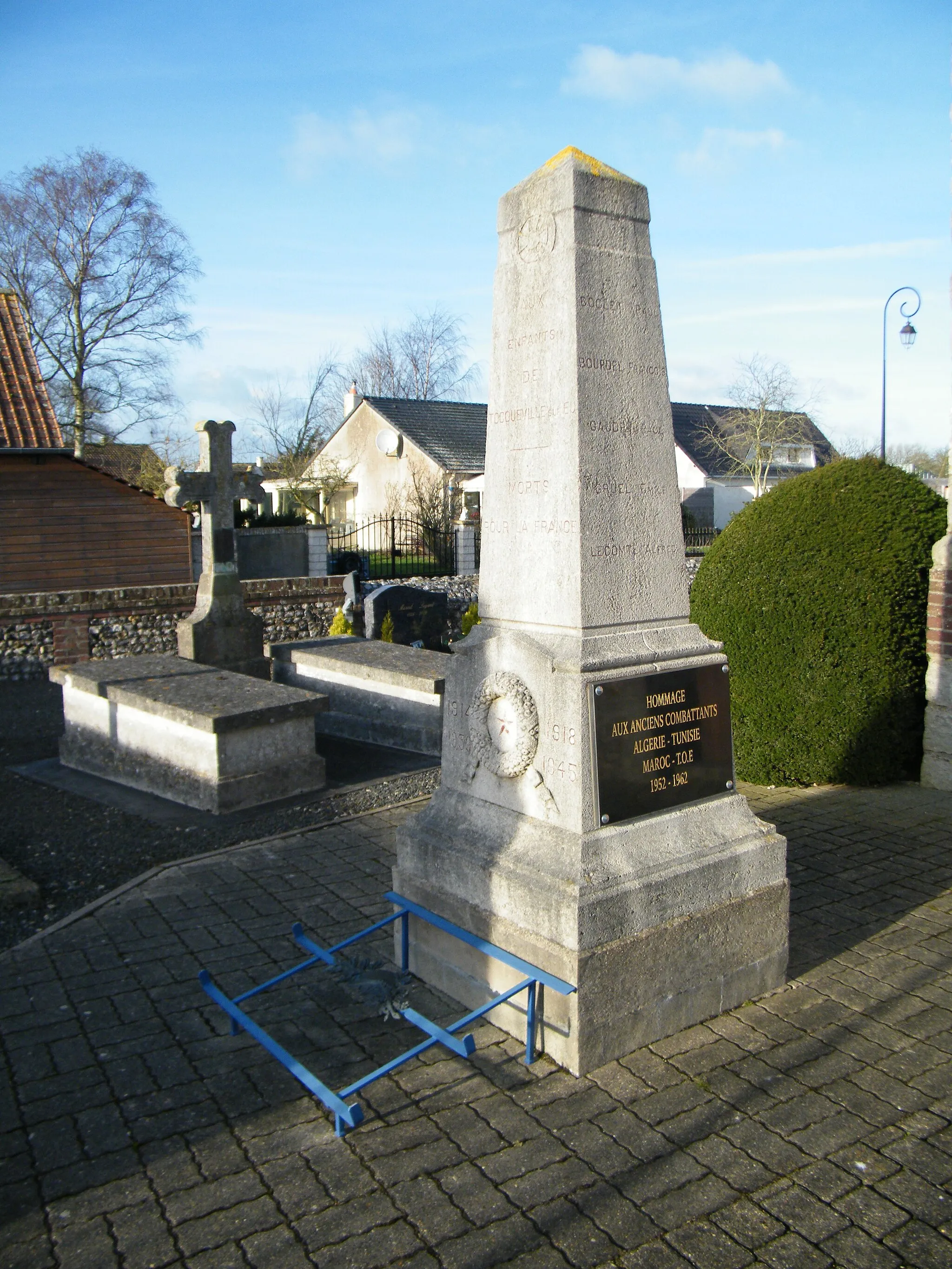 Photo showing: Monument aux morts, dans le cimetière, près de l'église.