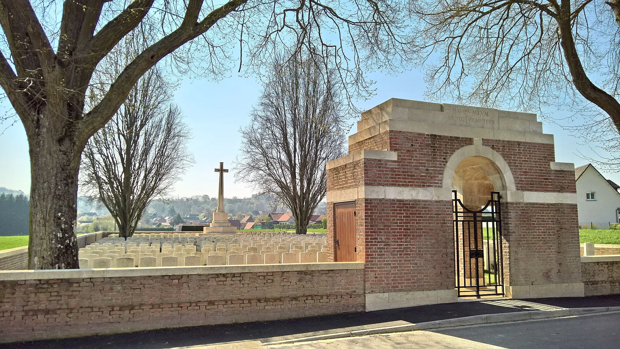 Photo showing: Namps-Mesnil (Somme) - Village de Namps-au-Val  : Entrée du cimetière militaire britannique