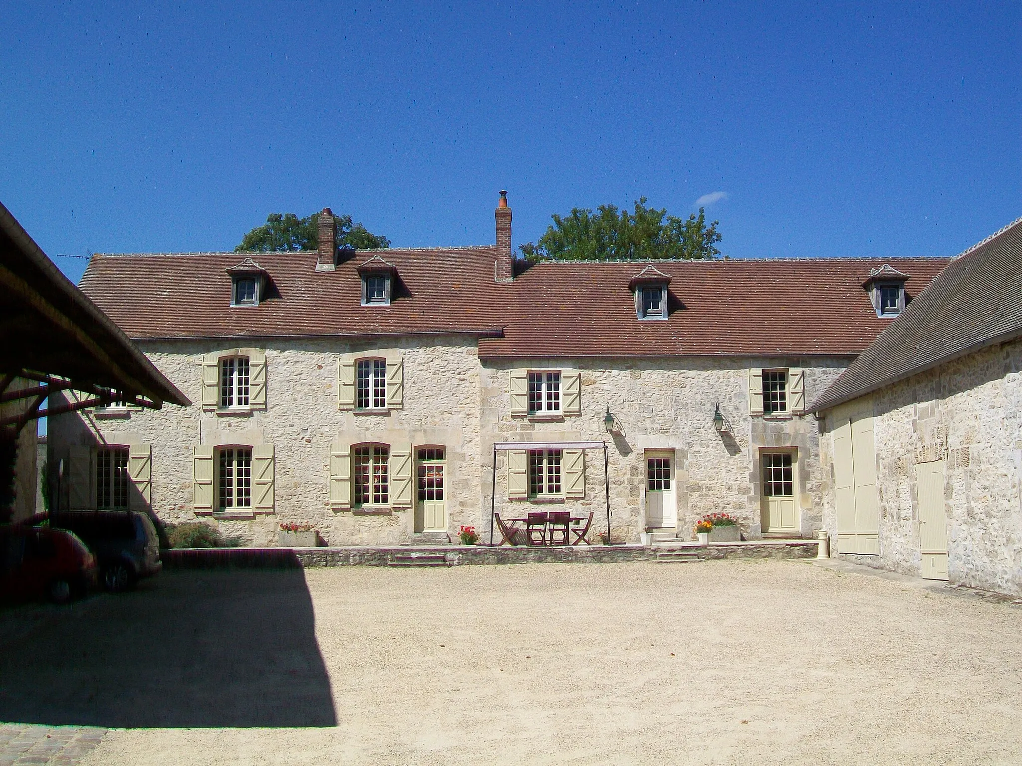 Photo showing: Le logis de la grande ferme au nord de la place Viat-Bierry.