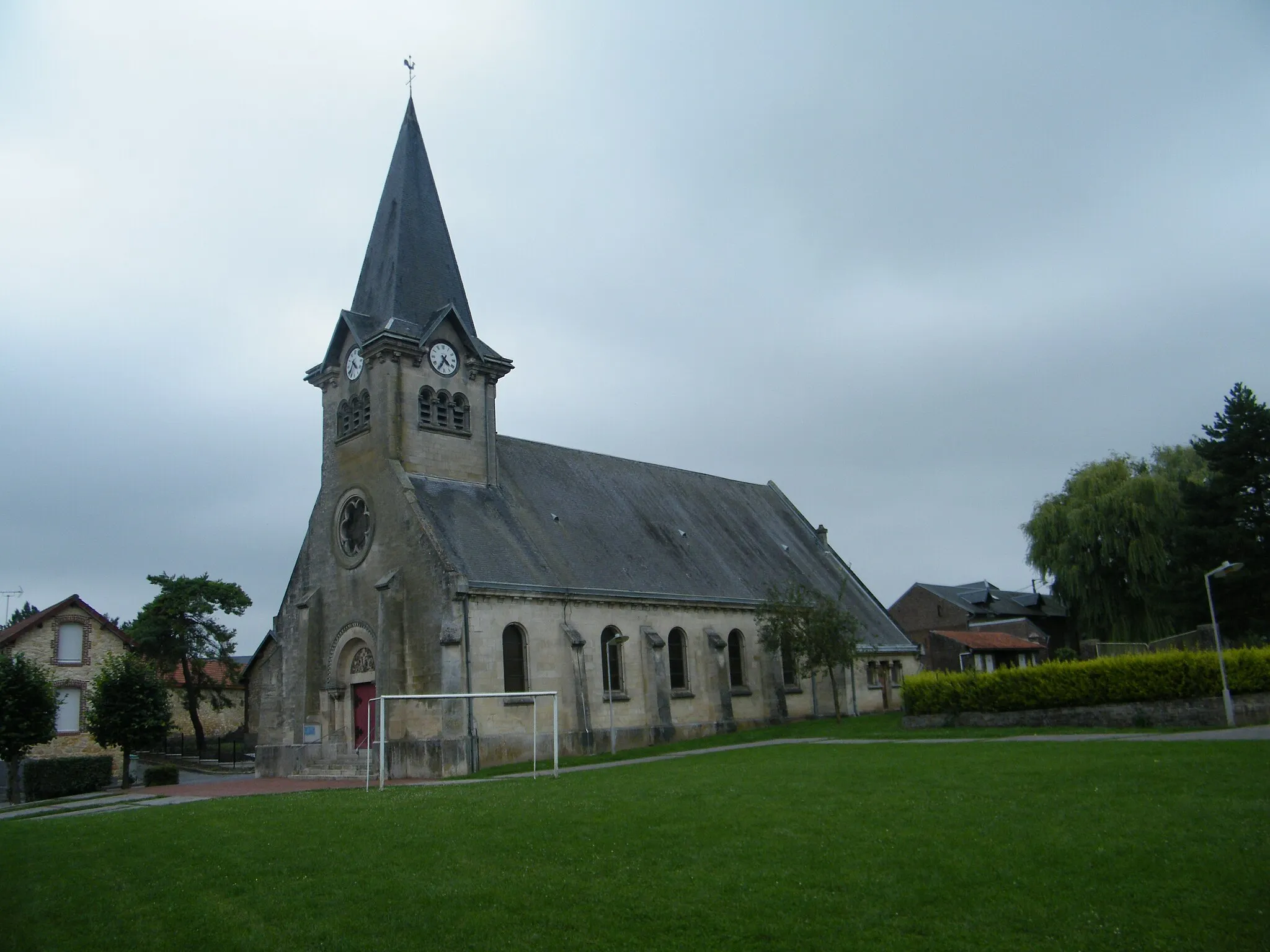 Photo showing: L'église Sainte-Geneviève de Flaucourt (Somme, France), reconstruite après la Première Guerre mondiale.