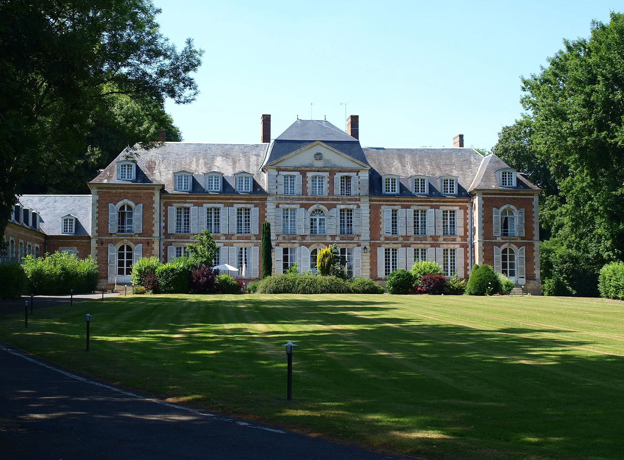 Photo showing: Achy (Oise, France) ; le château , aujourd'hui centre d’accueil touristique pour  handicapés, géré par "les Petits Frères de Pauvres"