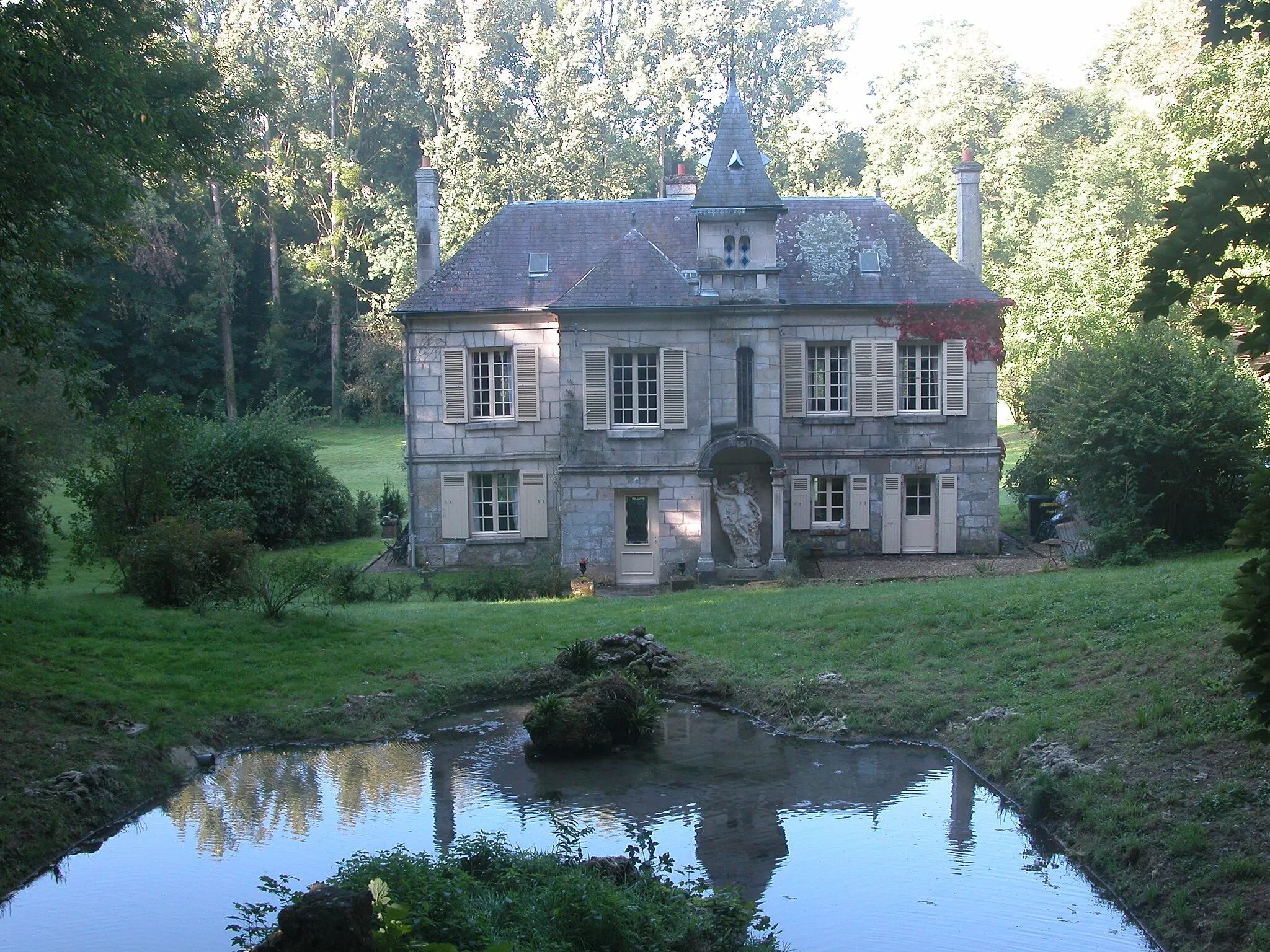 Photo showing: La maison donne sur une pièce d'eau avec une ile