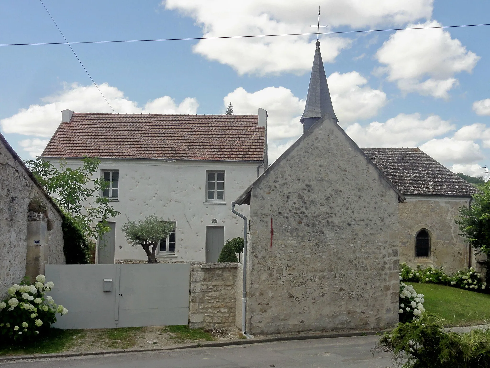 Photo showing: Ancien presbytère (à gauche).