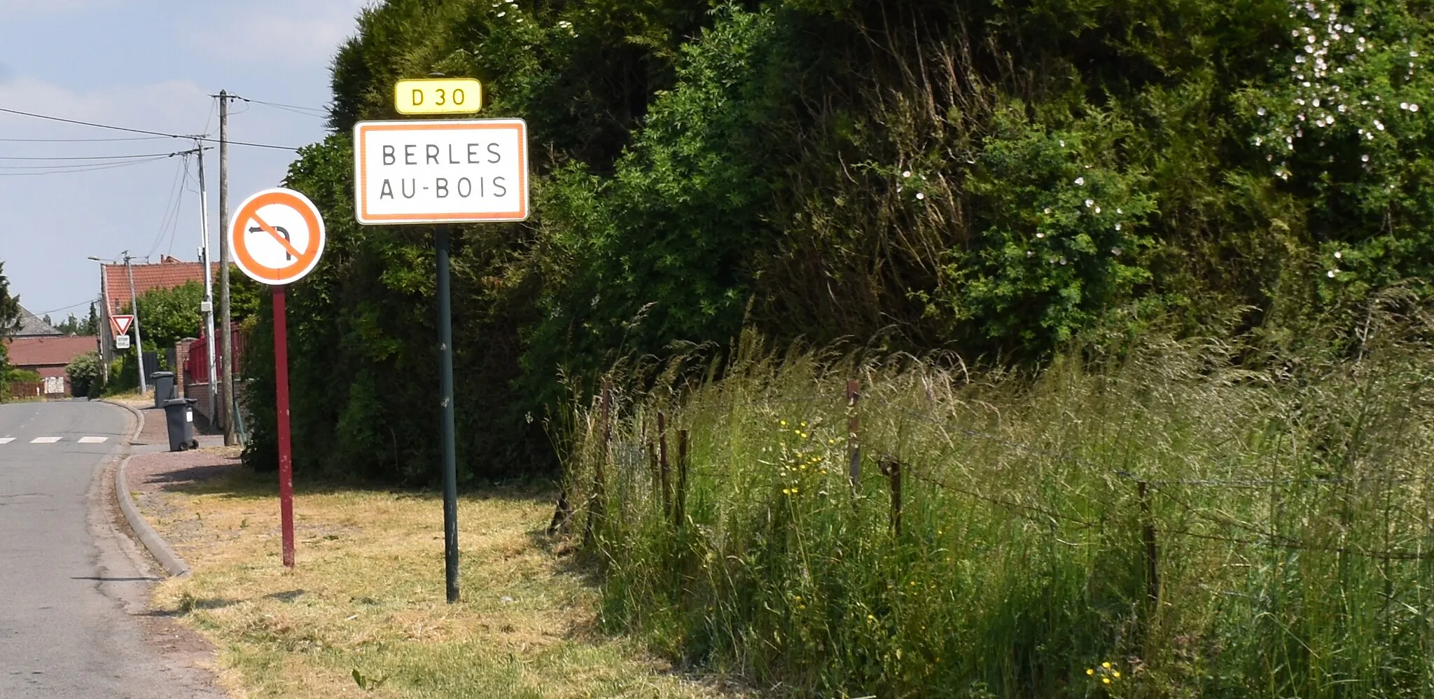 Photo showing: Entrée du village