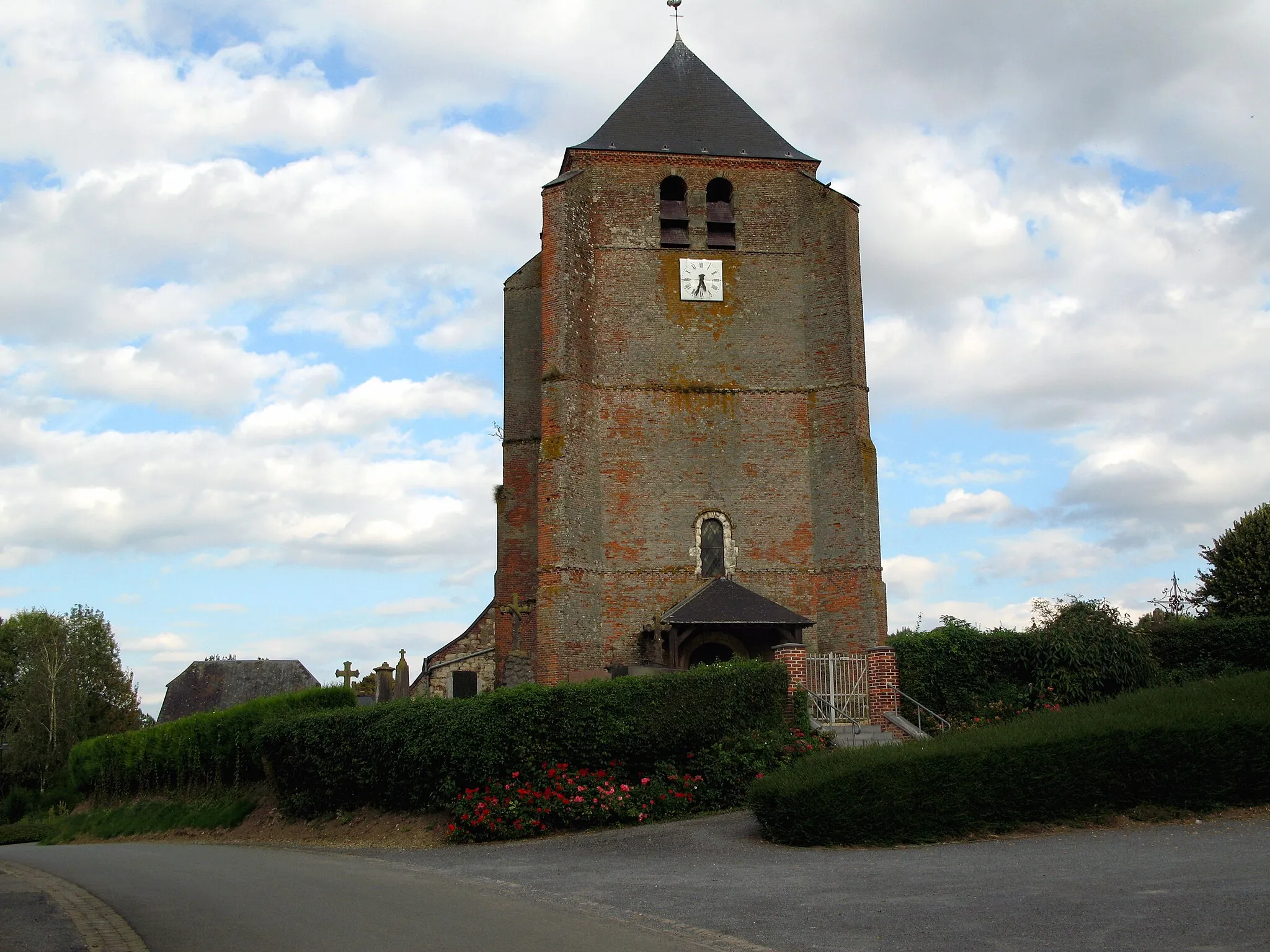 Photo showing: Hary (Aisne, France) -
L'église fortifiée.

La rue fait un arc de cercle pour contourner l'église fortifiée et son cimetière.