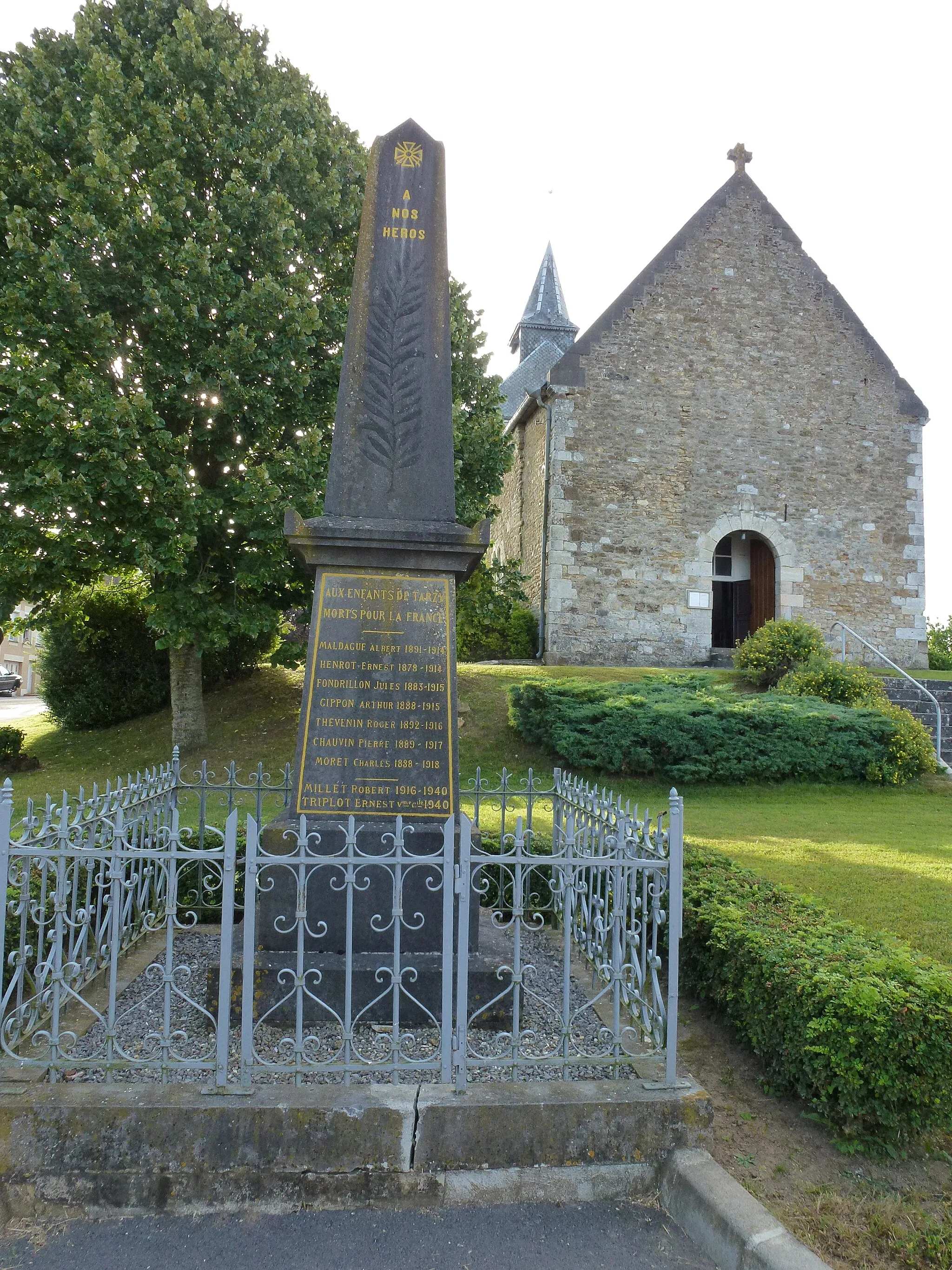 Photo showing: Tarzy (Ardennes) monument aux morts