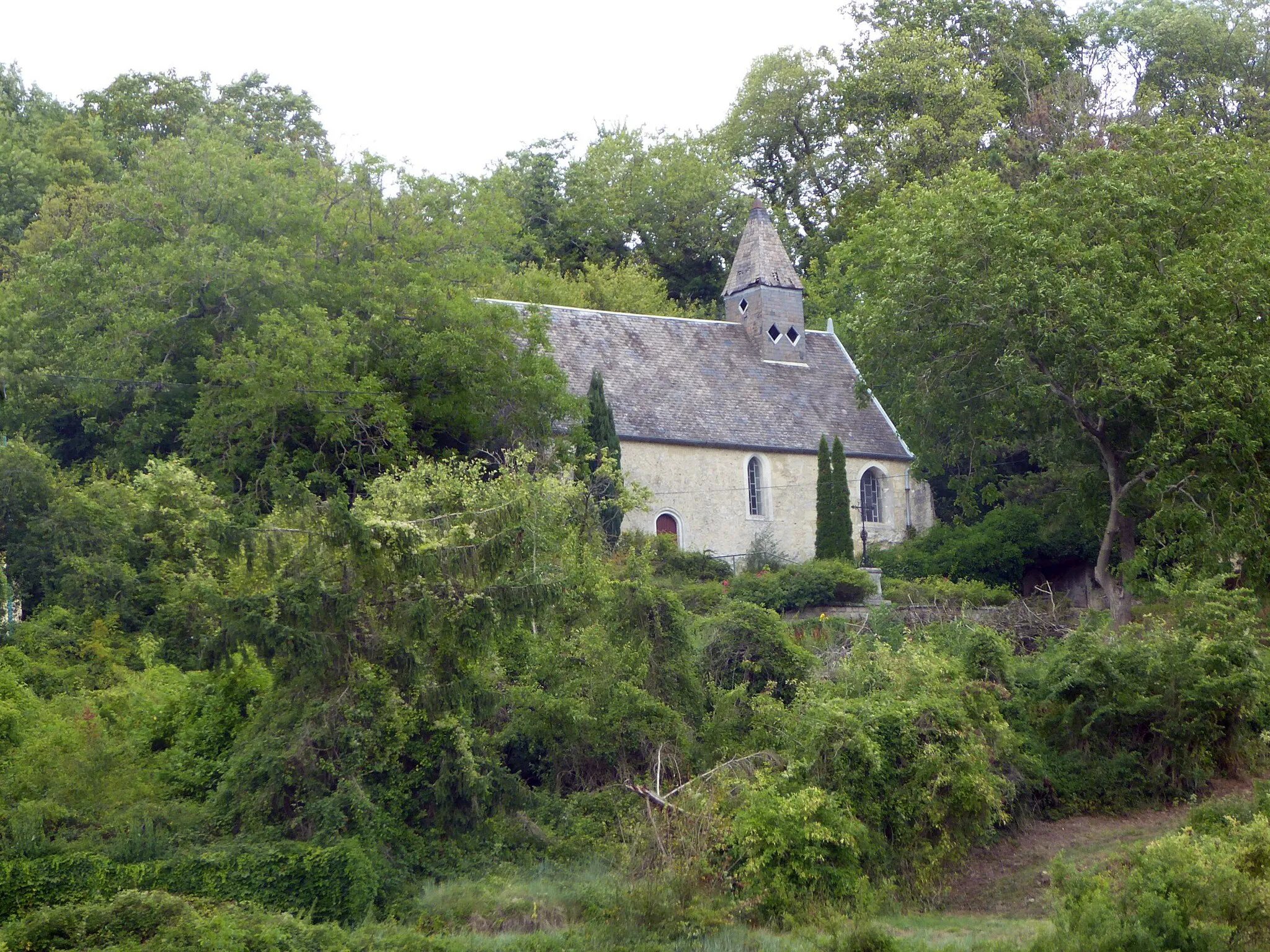 Photo showing: église enfouie dans la verdure près d'une petite grotte