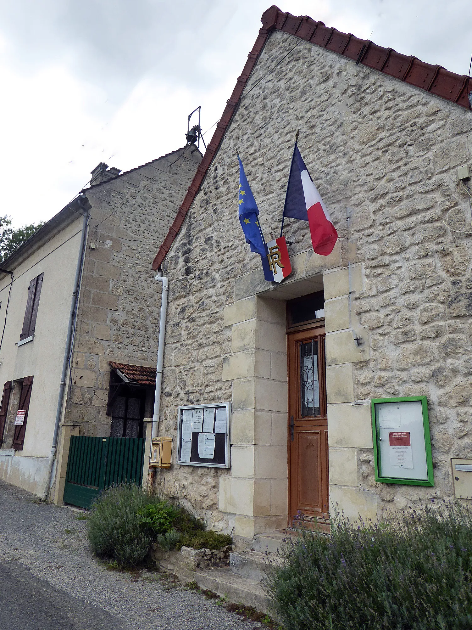 Photo showing: petite mairie en pierre