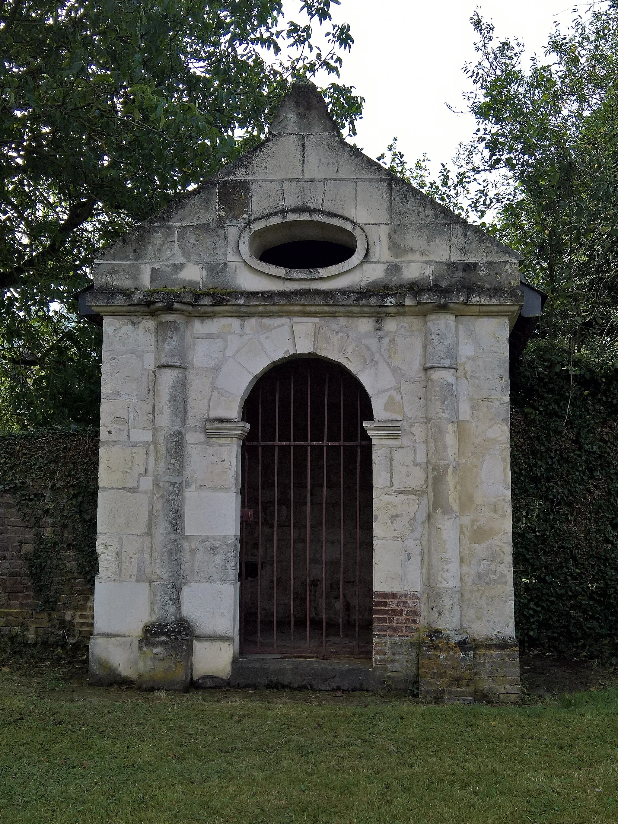 Photo showing: Petit bâtiment abritant le tombeau de Paul-François Leboucher-Dumesnil, décédé le 18 mars 1795, important propriétaire foncier de la commune, édifié le long de la façade nord de l'église de Frémontiers[1]