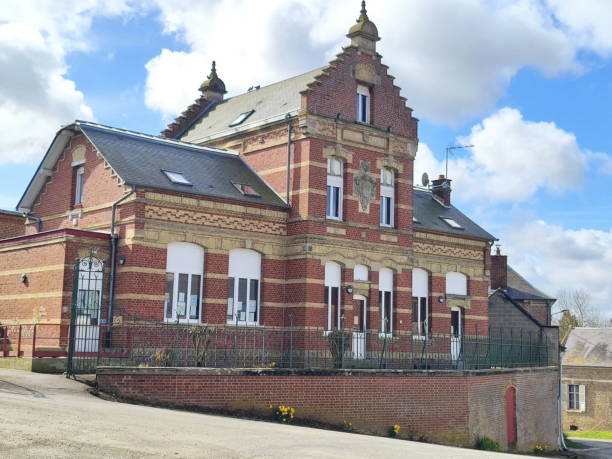 Photo showing: Bergicourt - La mairie-école