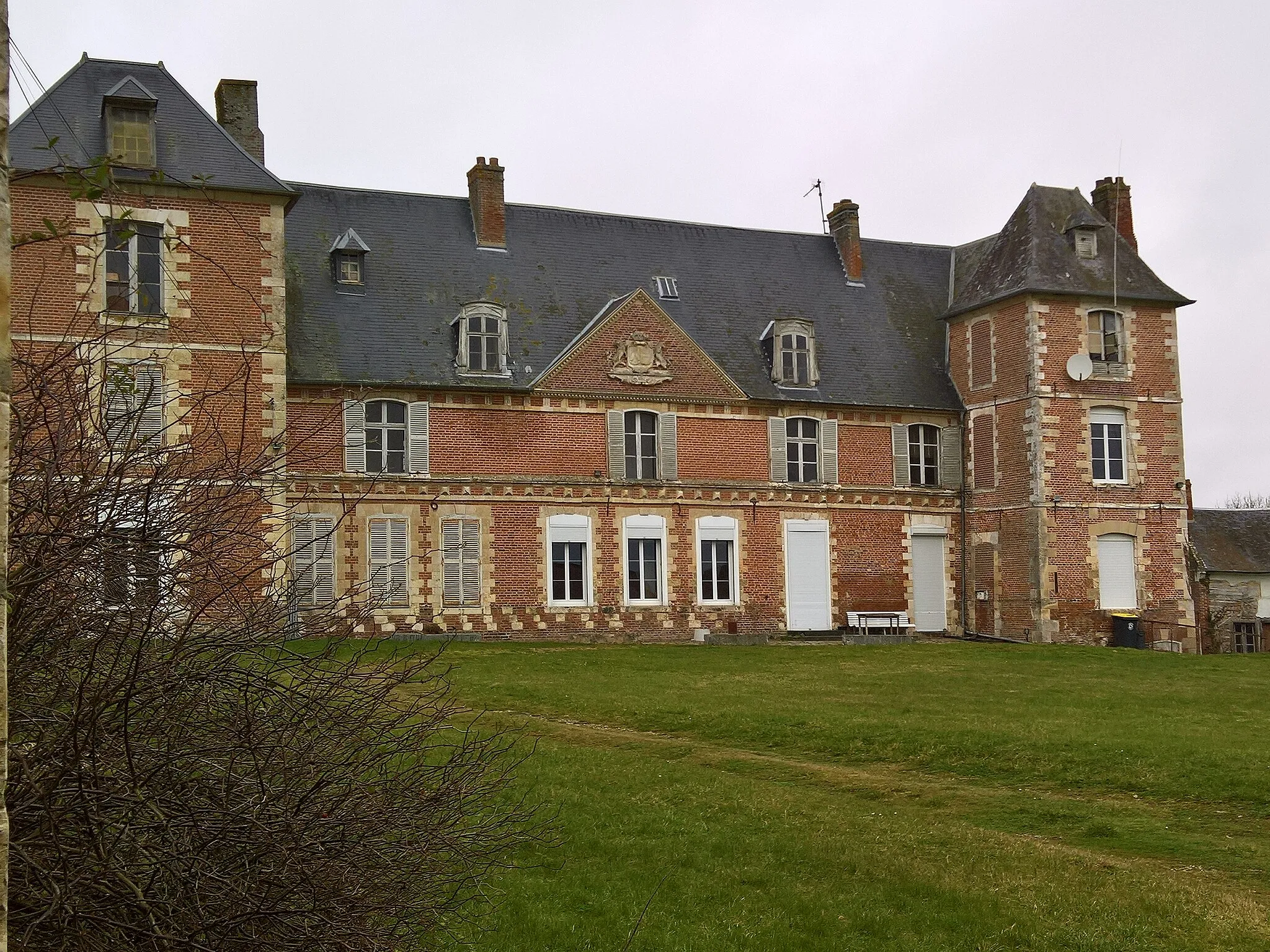 Photo showing: Moyencourt-lès-Poix : Façade principale depuis la grille d'entrée