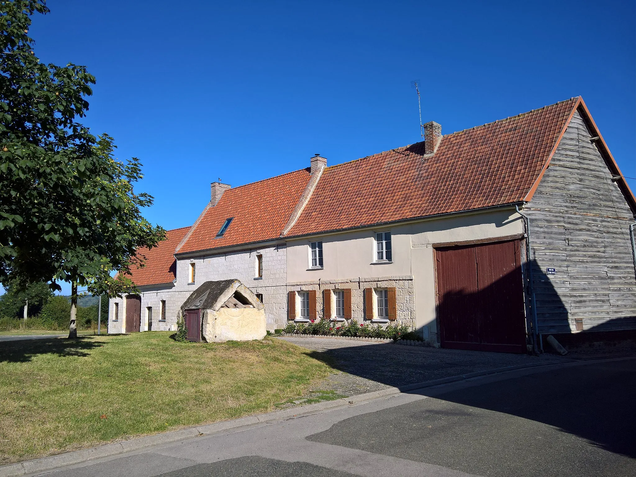 Photo showing: Tilloy-lès-Conty - Vieilles maisons, place de l'église
