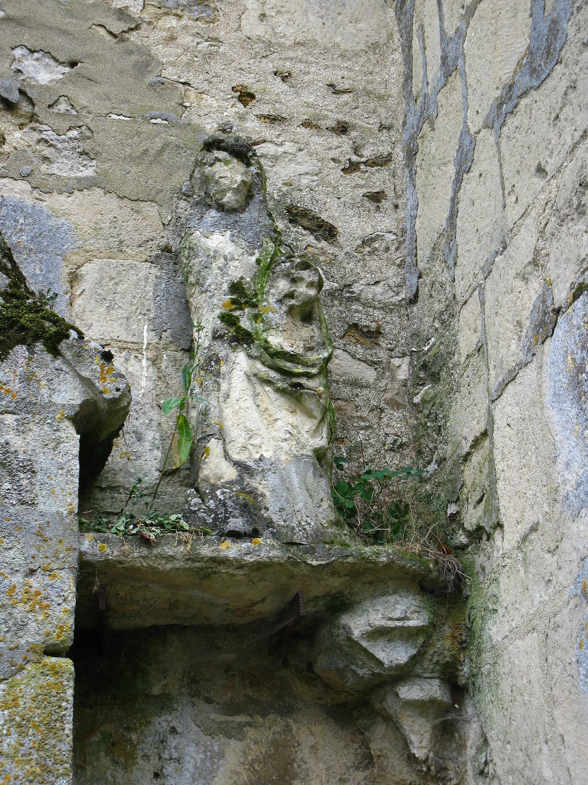 Photo showing: Statue on the right of the portal of the Notre-Dame church, in Arcis-le-Ponsart (France, 51)