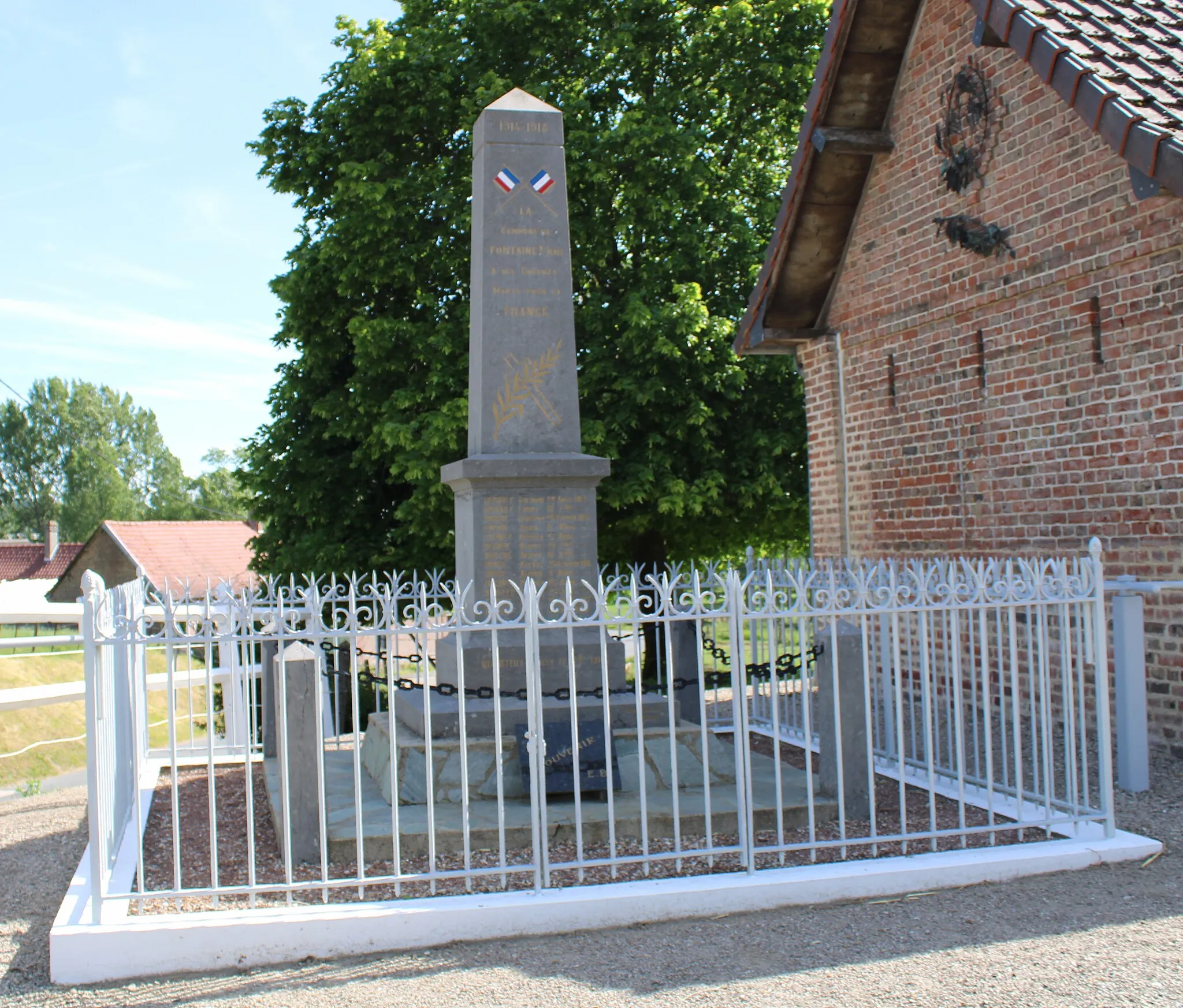 Photo showing: Le monument aux morts de Fontaine-sur-Maye, Somme, France.