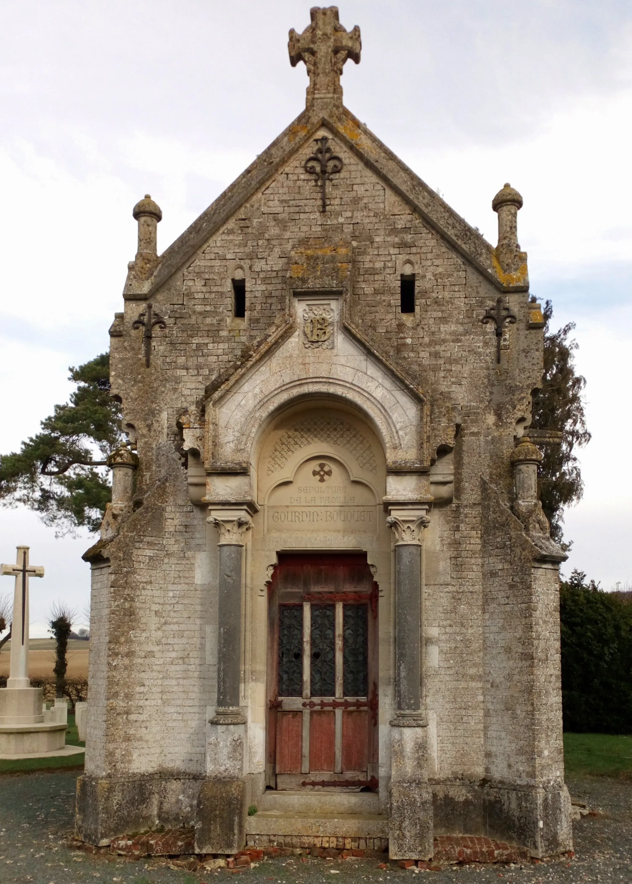 Photo showing: Bavelincourt (Somme), cimetière communal, chapelle funéraire