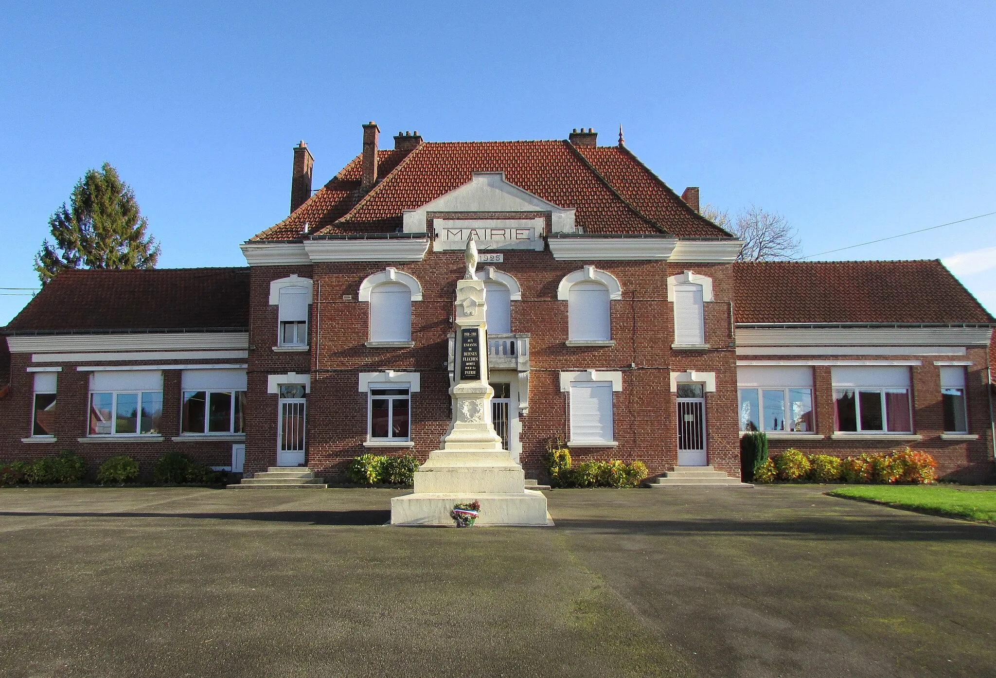 Photo showing: La mairie de Bernes.