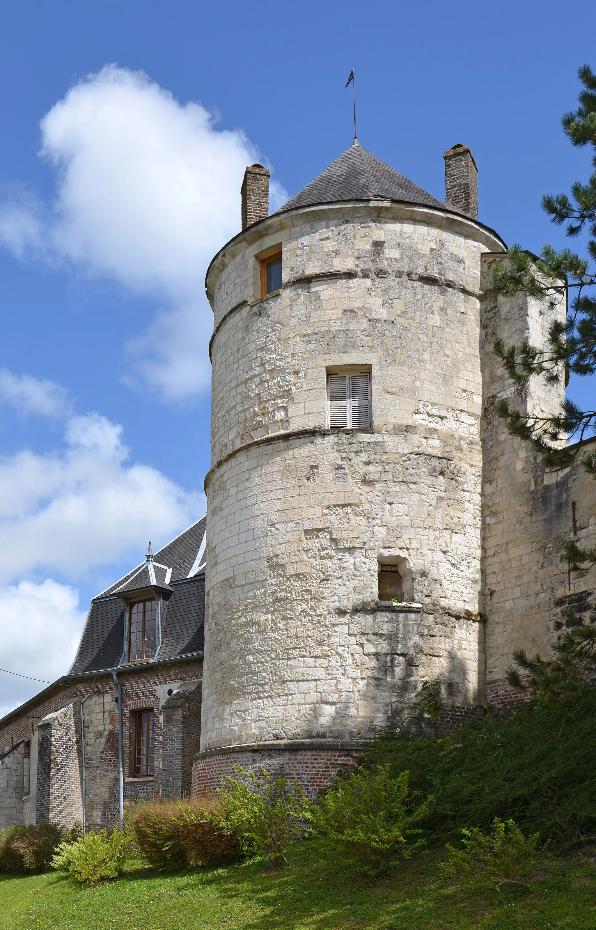 Photo showing: This building is indexed in the base Mérimée, a database of architectural heritage maintained by the French Ministry of Culture, under the reference PA80000010 .