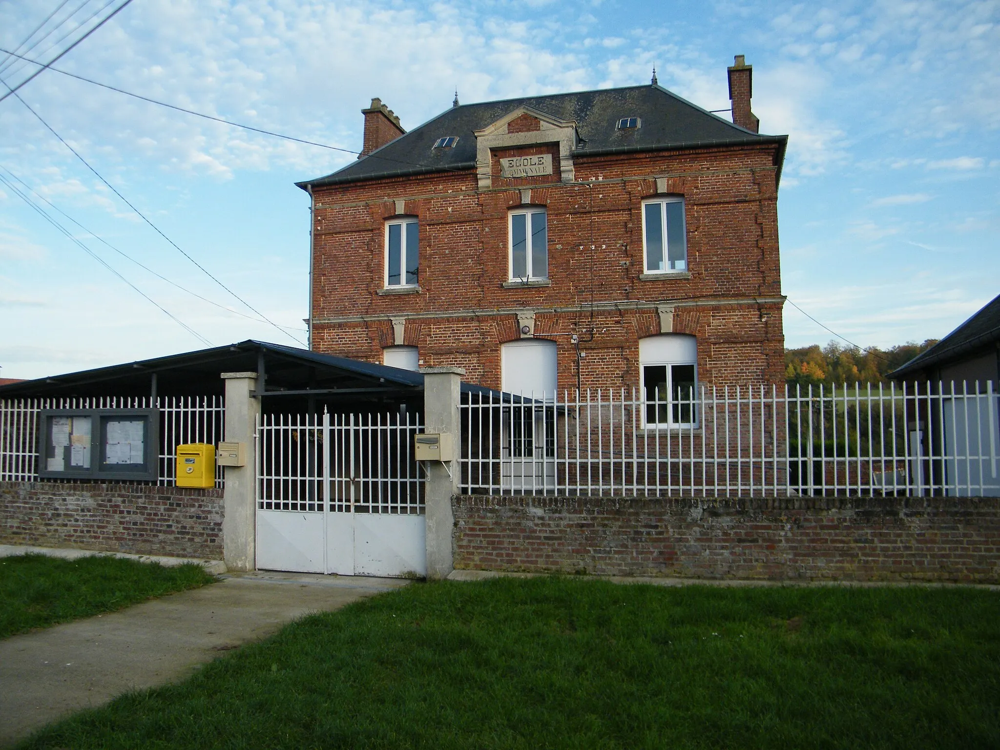 Photo showing: Mairie-école.