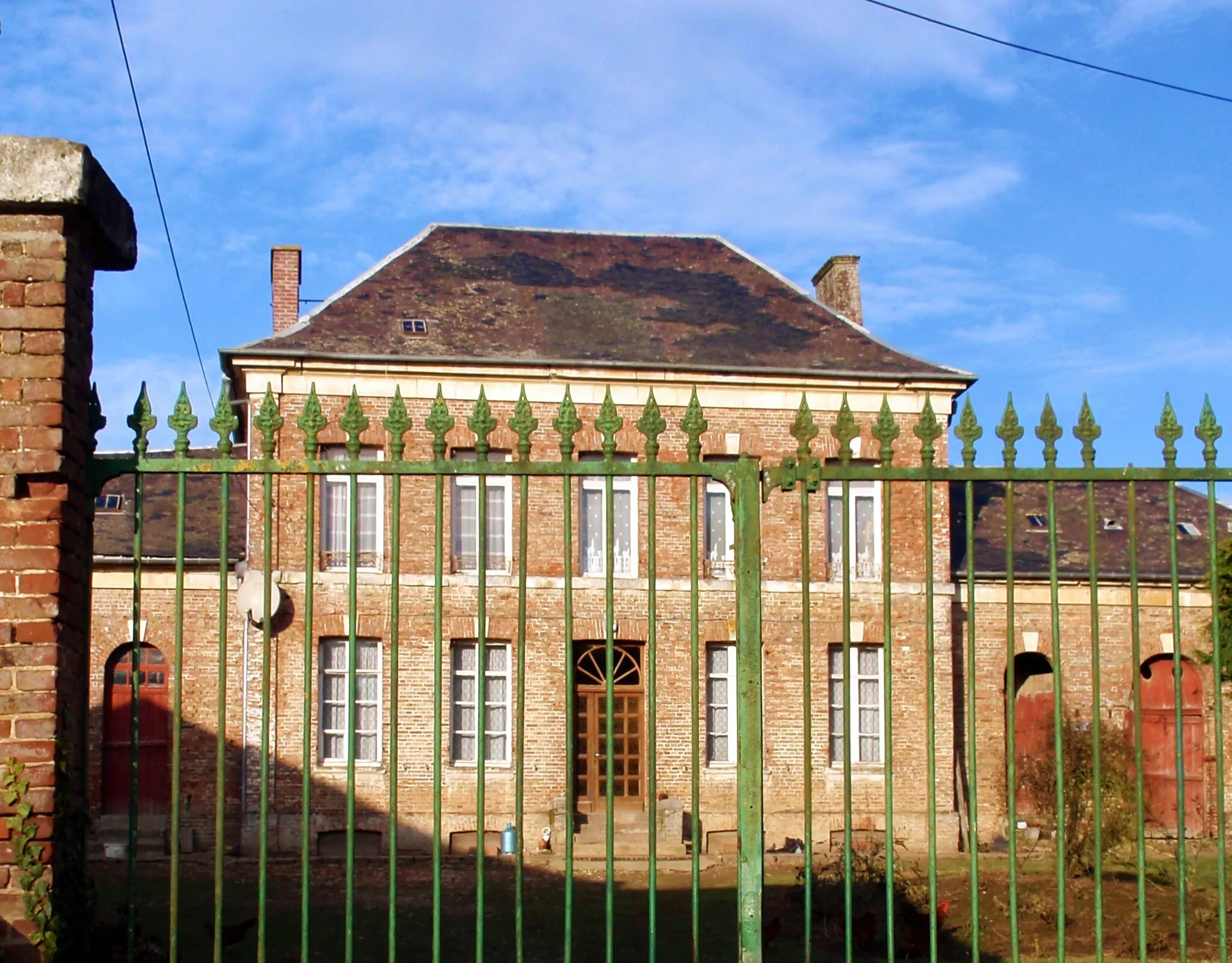 Photo showing: Brucamps (Somme, France).

Cour de ferme.