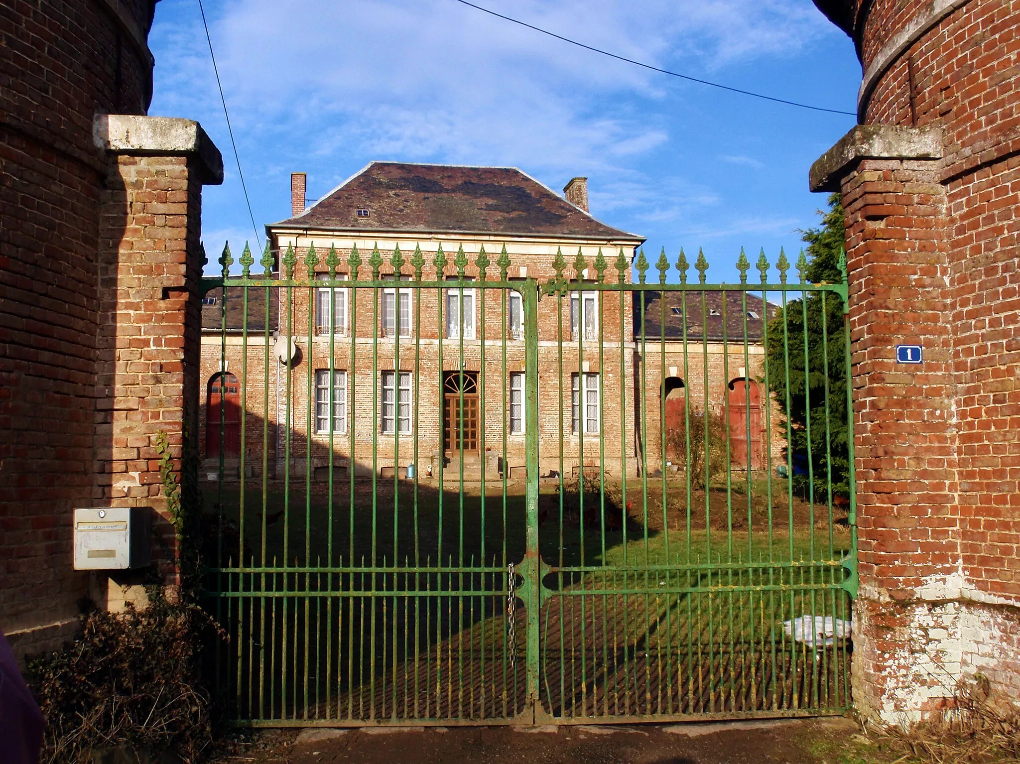 Photo showing: Brucamps (Somme, France).

Cour de ferme.