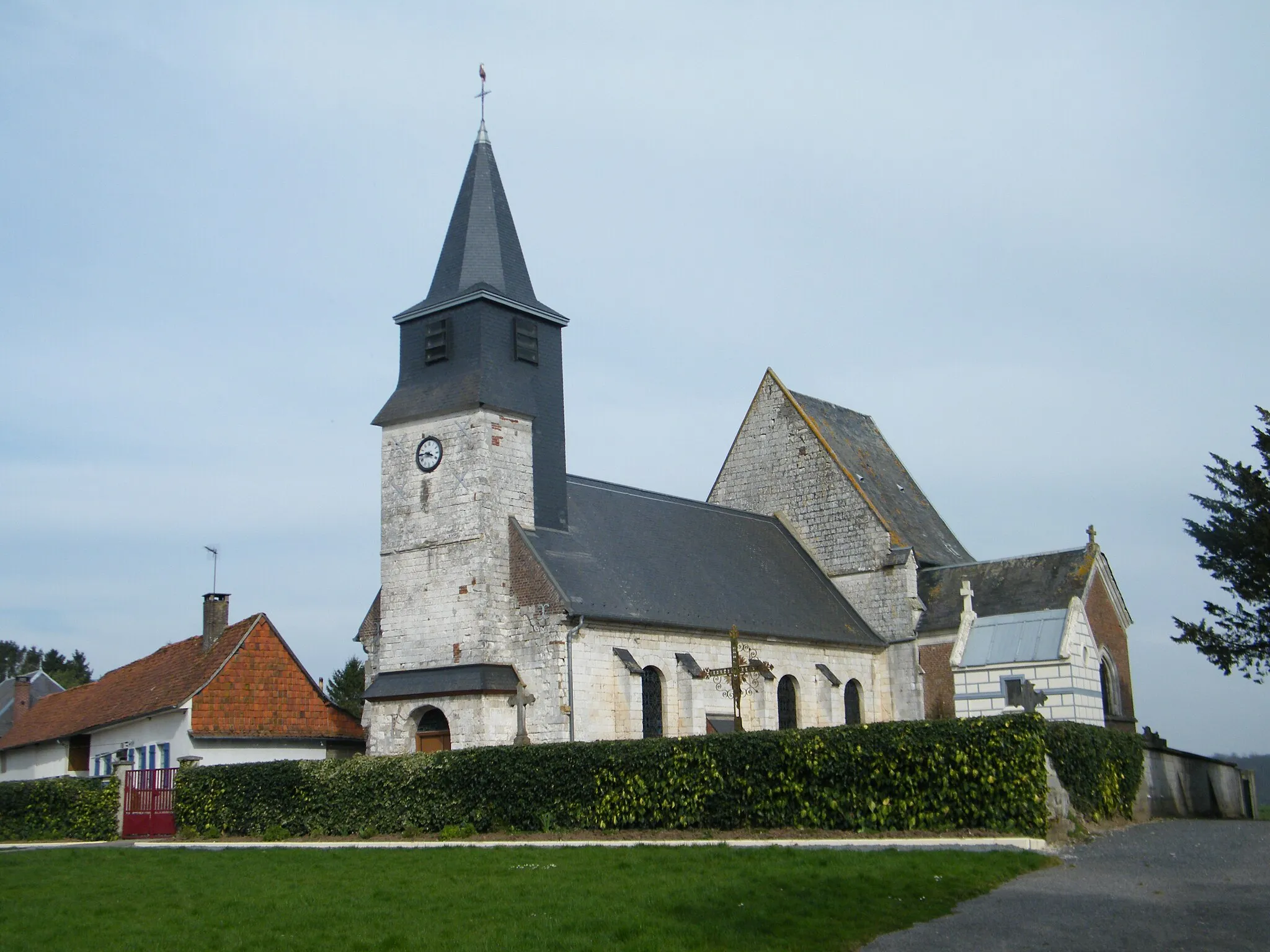 Photo showing: L'église dans son cadre.