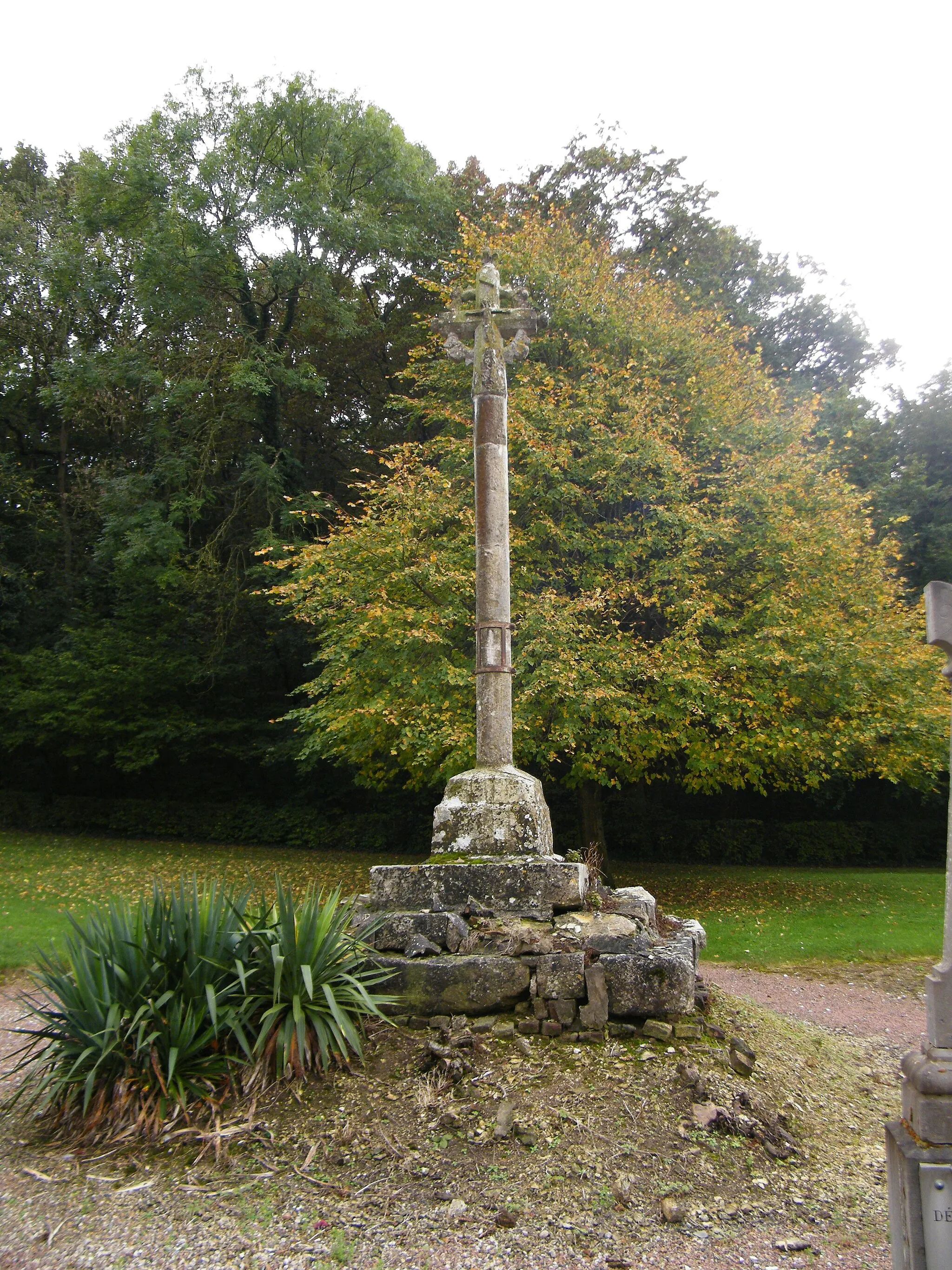 Photo showing: Croix en pierre dans le cimetière.