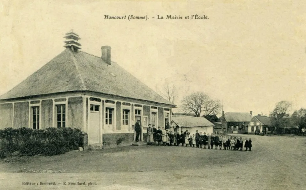 Photo showing: La mairie et l'école avant 1914.