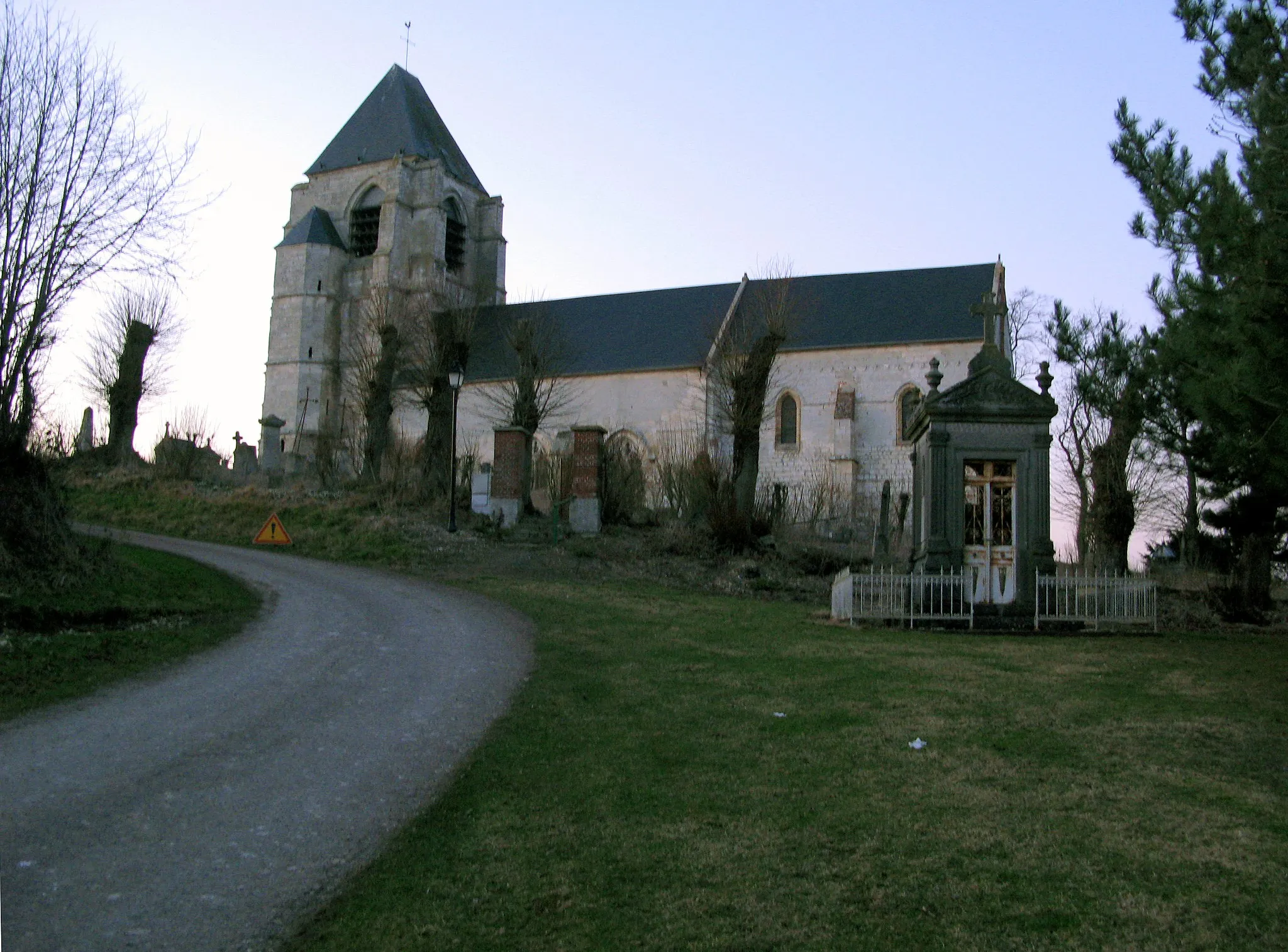 Photo showing: Chaussoy-Epagny (Somme, France) -
L'église (vue à la tombée du jour)..
.