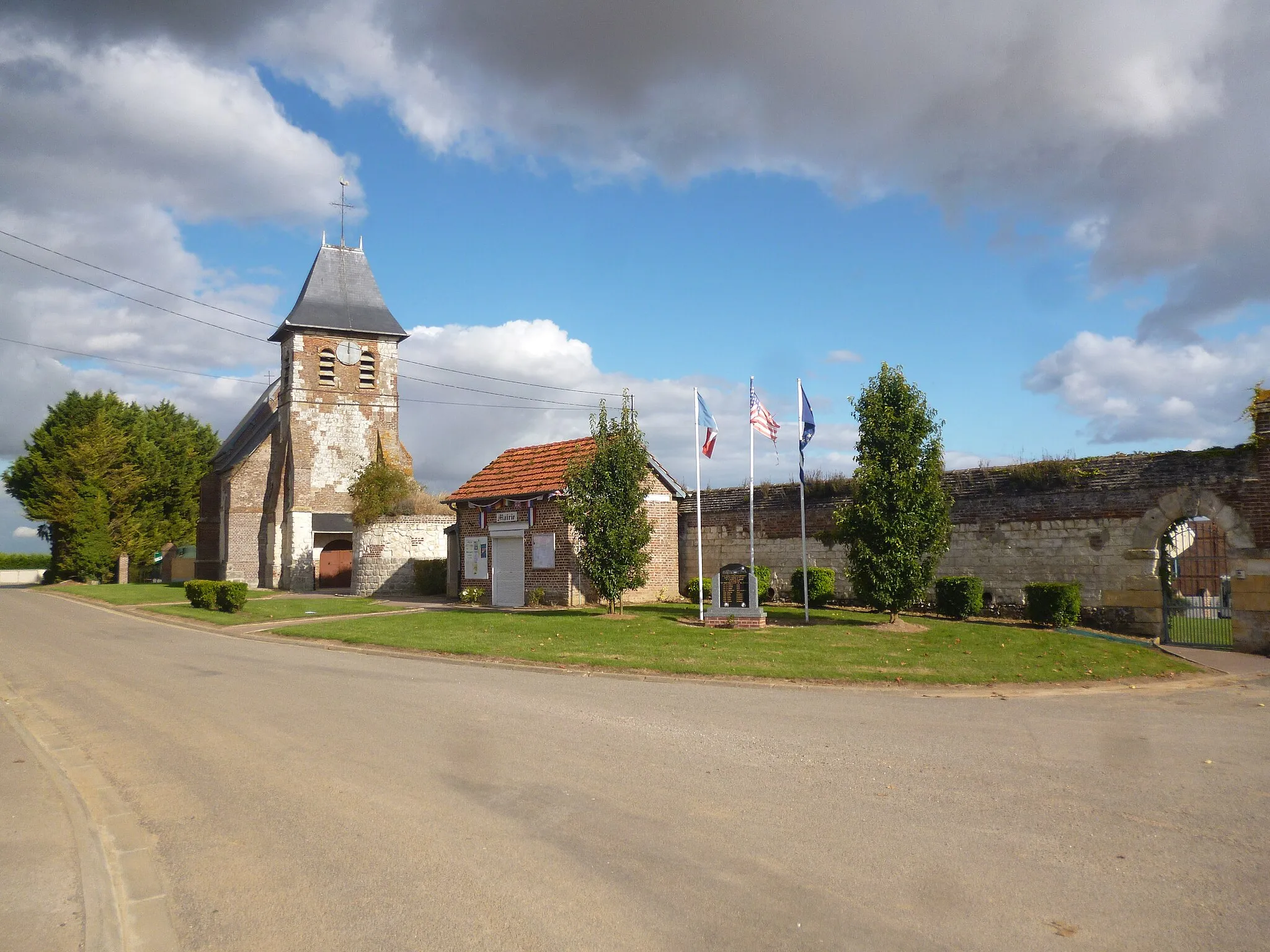 Photo showing: Eglise Saint-Gilles, mairie et stèle situées sur la commune de Le Cardonnois (Somme).