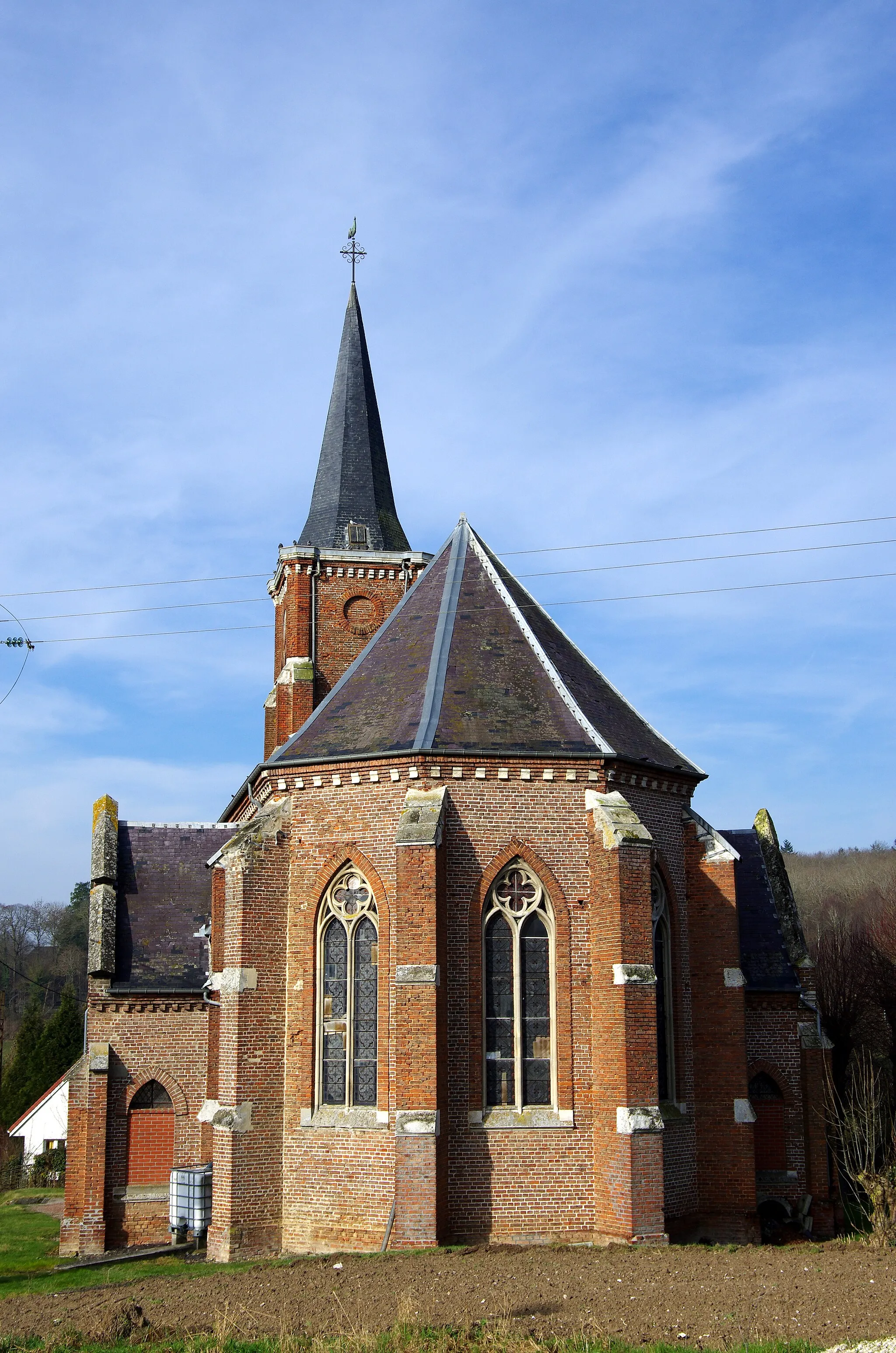 Photo showing: Mouflers (Somme, France) -
Le chevet de l'église Saint-Vaast.
Le cimetière (invisible ici) est à gauche.
On remarque, sur cette face du clocher, l'emplacement circulaire et "vide" d'une horloge. Le cadran a-t-il été jamais posé ? ou a-t-il disparu ?
Désolé ! Il est impossible d'échapper à la présence des fils électriques aériens si l'on veut avoir une vue de l'édifice sous cet angle !...
.