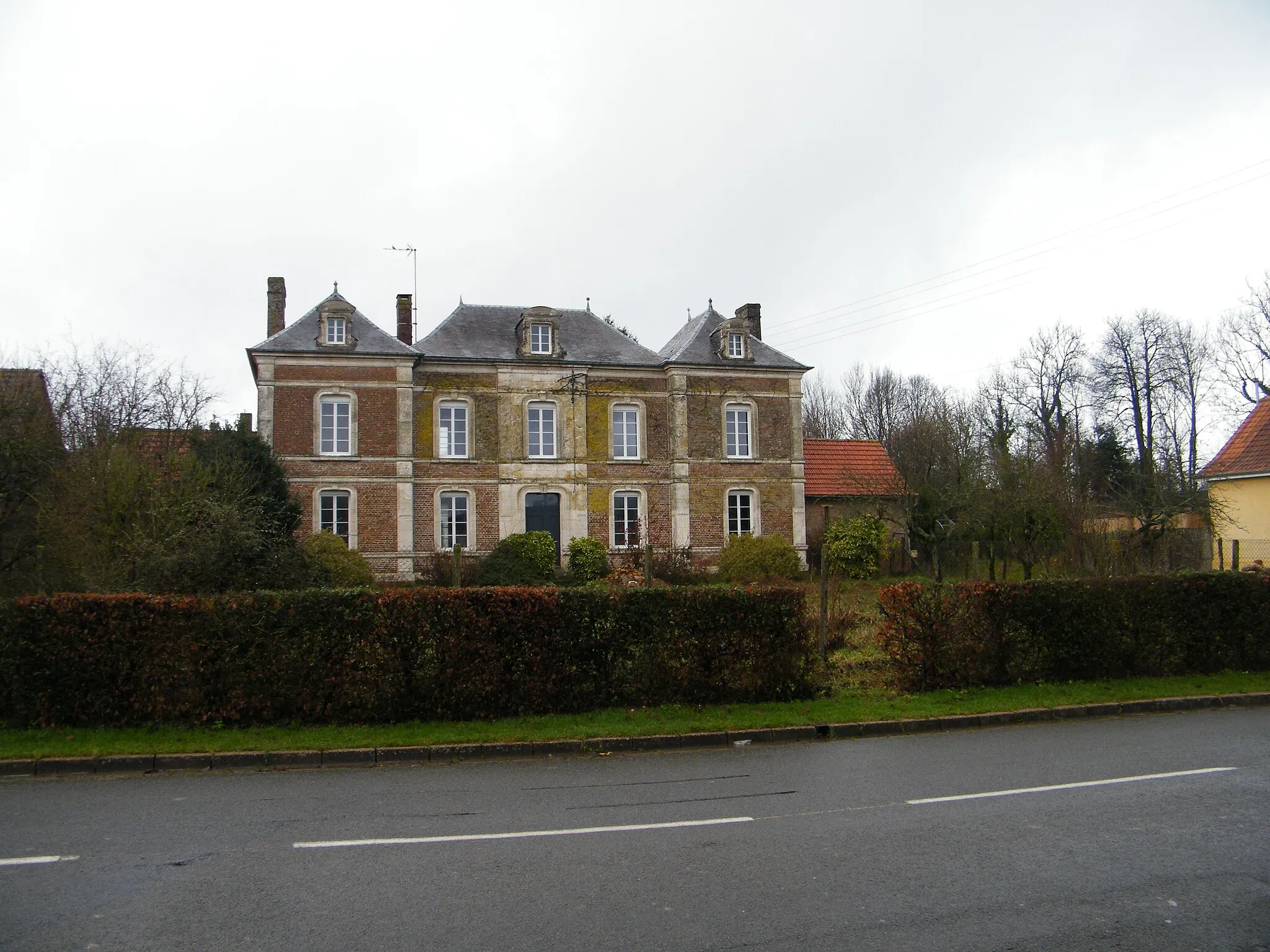 Photo showing: Prouville, Somme, France , habitat local : maison de maître.