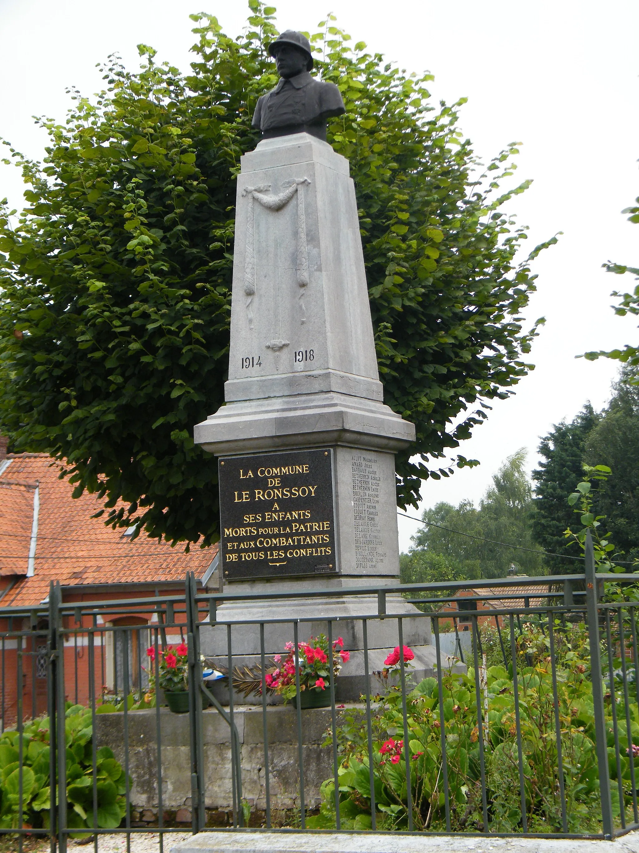 Photo showing: Monument aux morts pour la patrie.