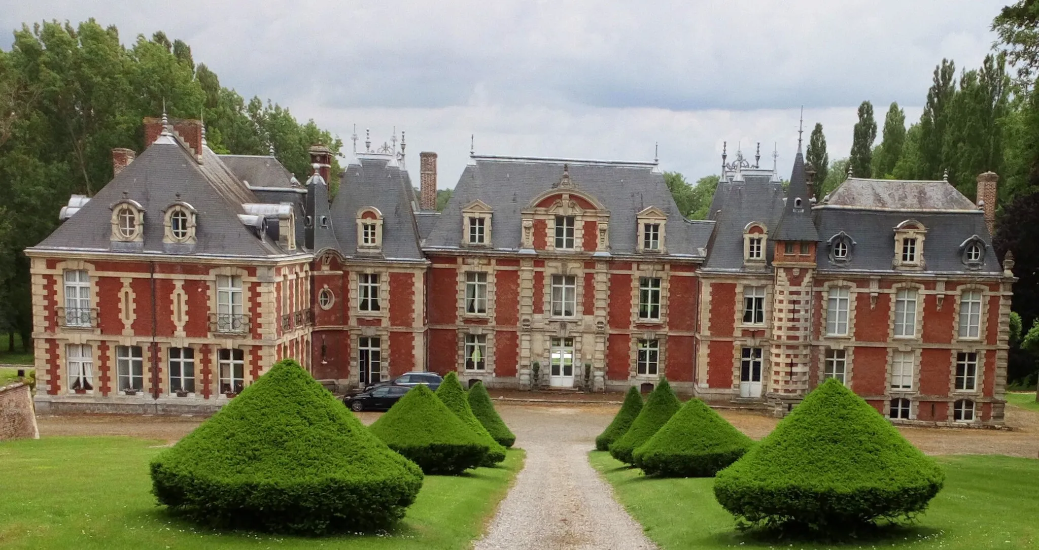 Photo showing: Château de Suzanne, façade principale.