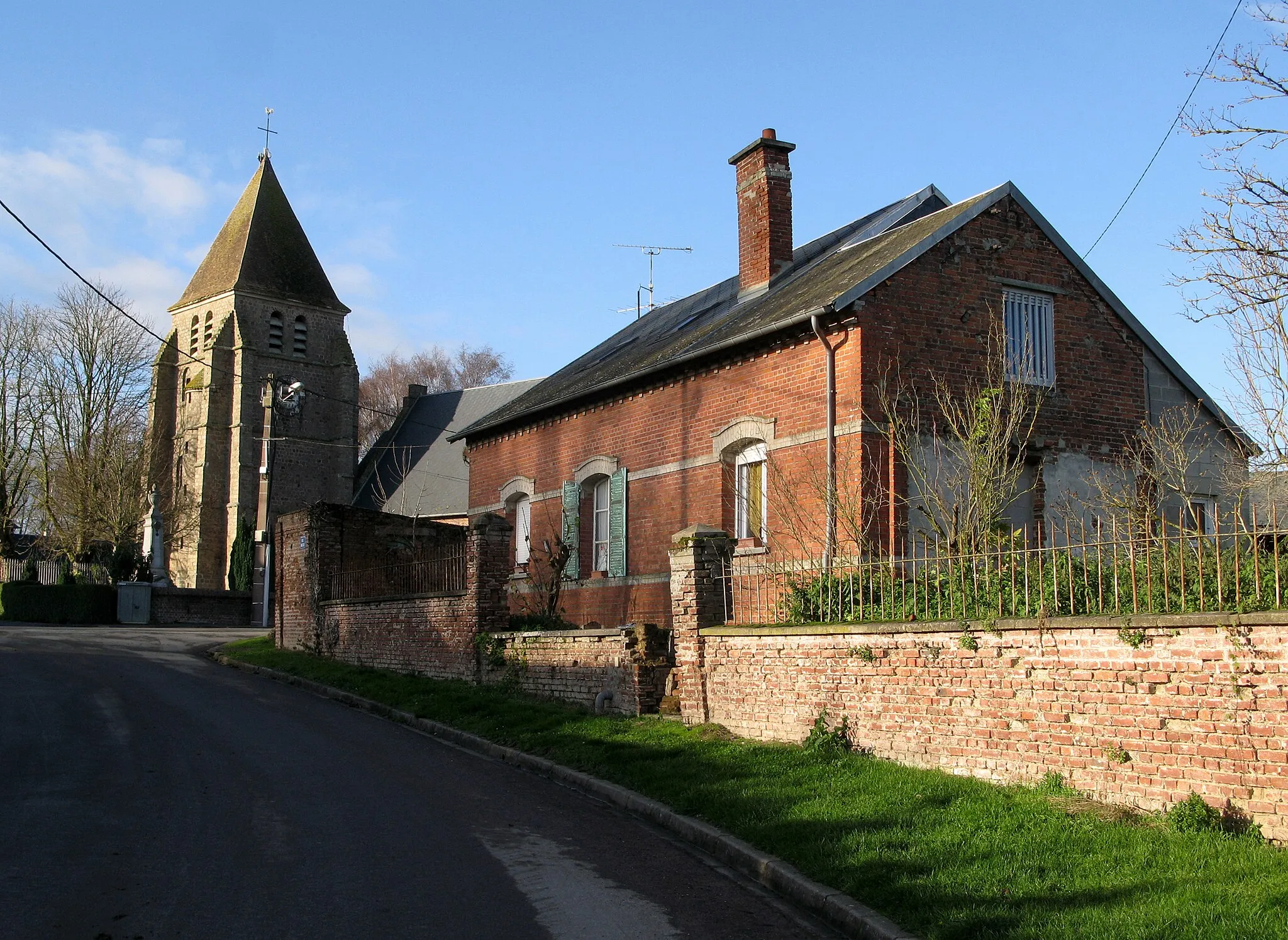 Photo showing: Vraignes-en-Vermandois (Somme, France) -
Le clocher de l'église Saint-Pierre et le monument aux morts, au bout de la rue. (photo prise depuis le devant de la mairie)
.