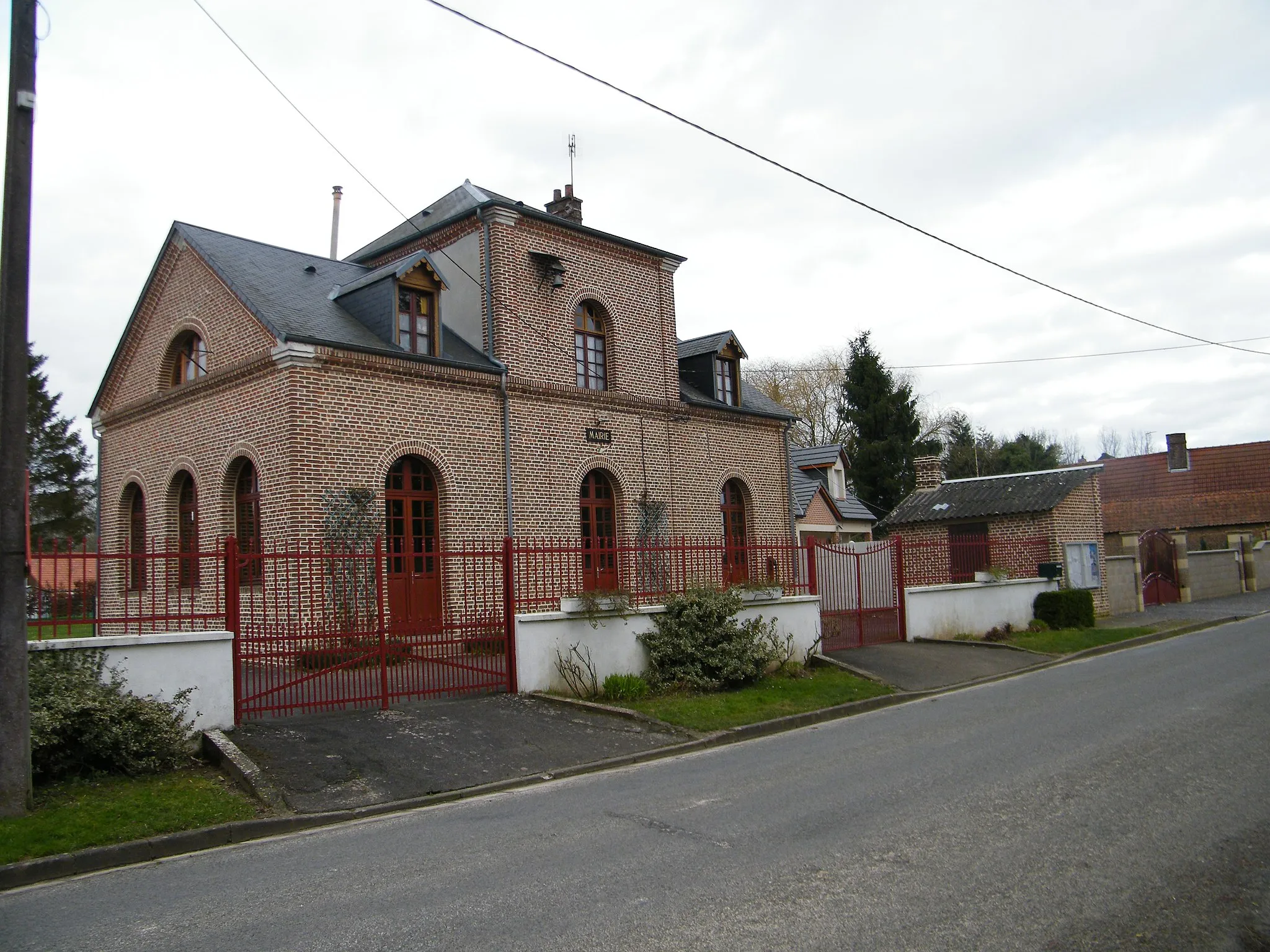 Photo showing: Yvrencheux, Somme, France, mairie et ancienne école.