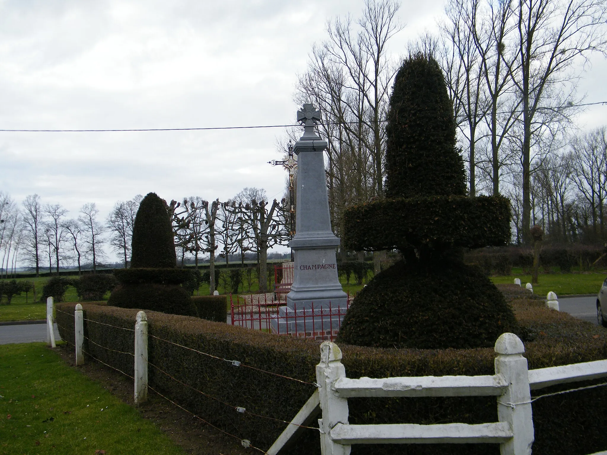 Photo showing: Monument et calvaire à Yvrencheux, Somme, France.